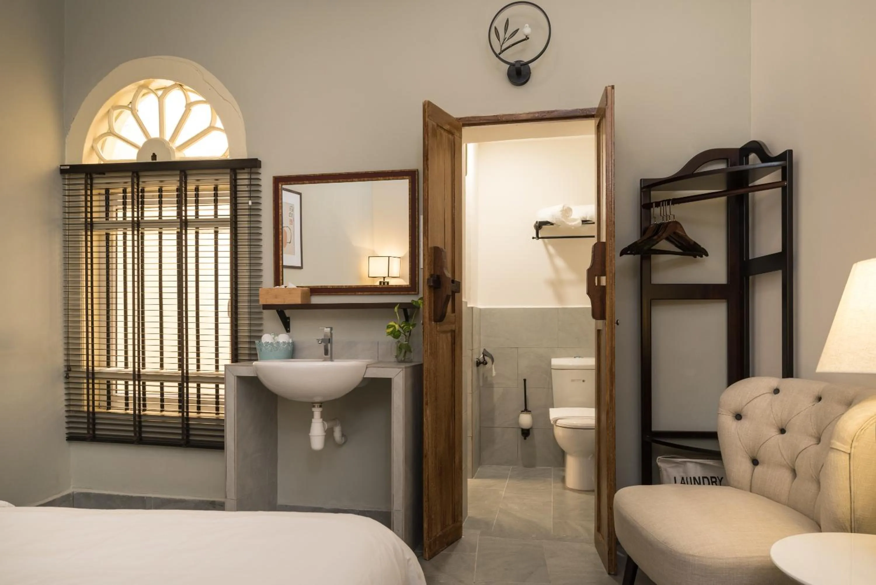 Bathroom, Bed in Carnarvon House