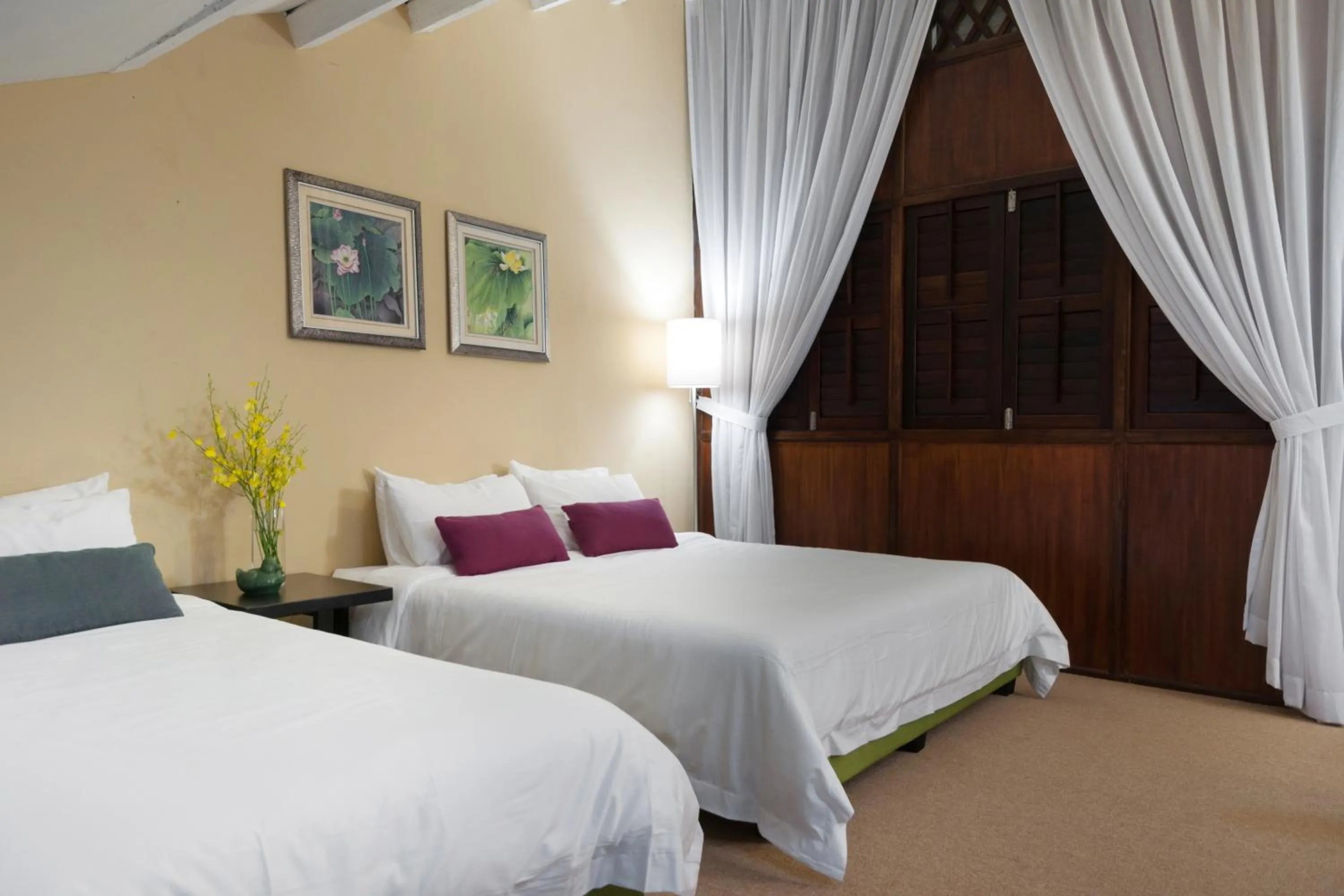 Photo of the whole room, Bed in Carnarvon House