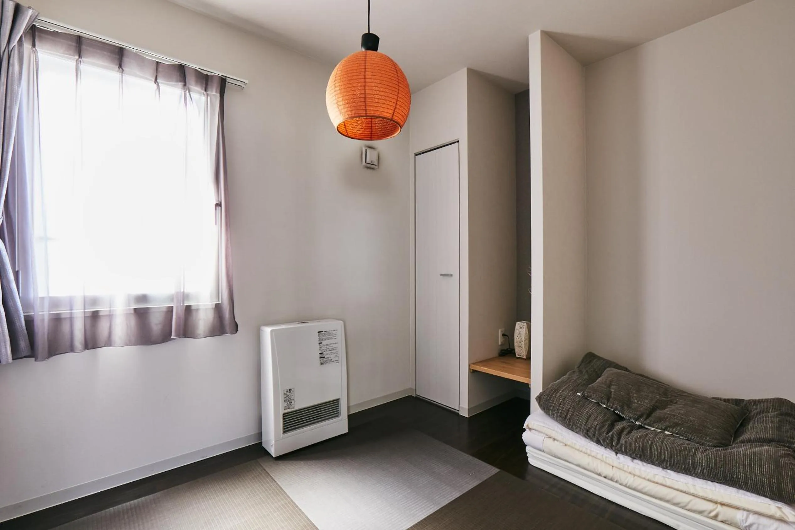 Bedroom, Bed in PINN-S4E5