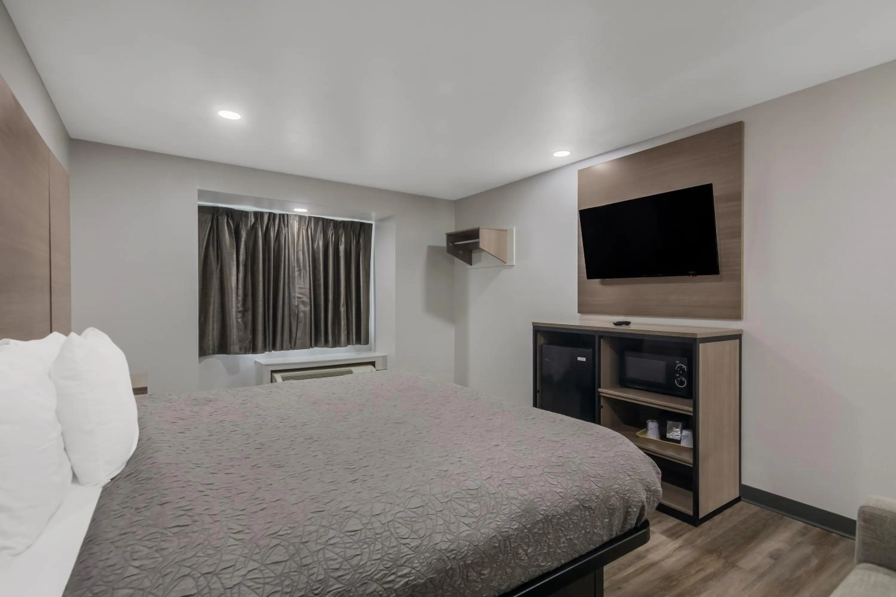 Bed in Americas Best Value Inn and Suites Lake Charles