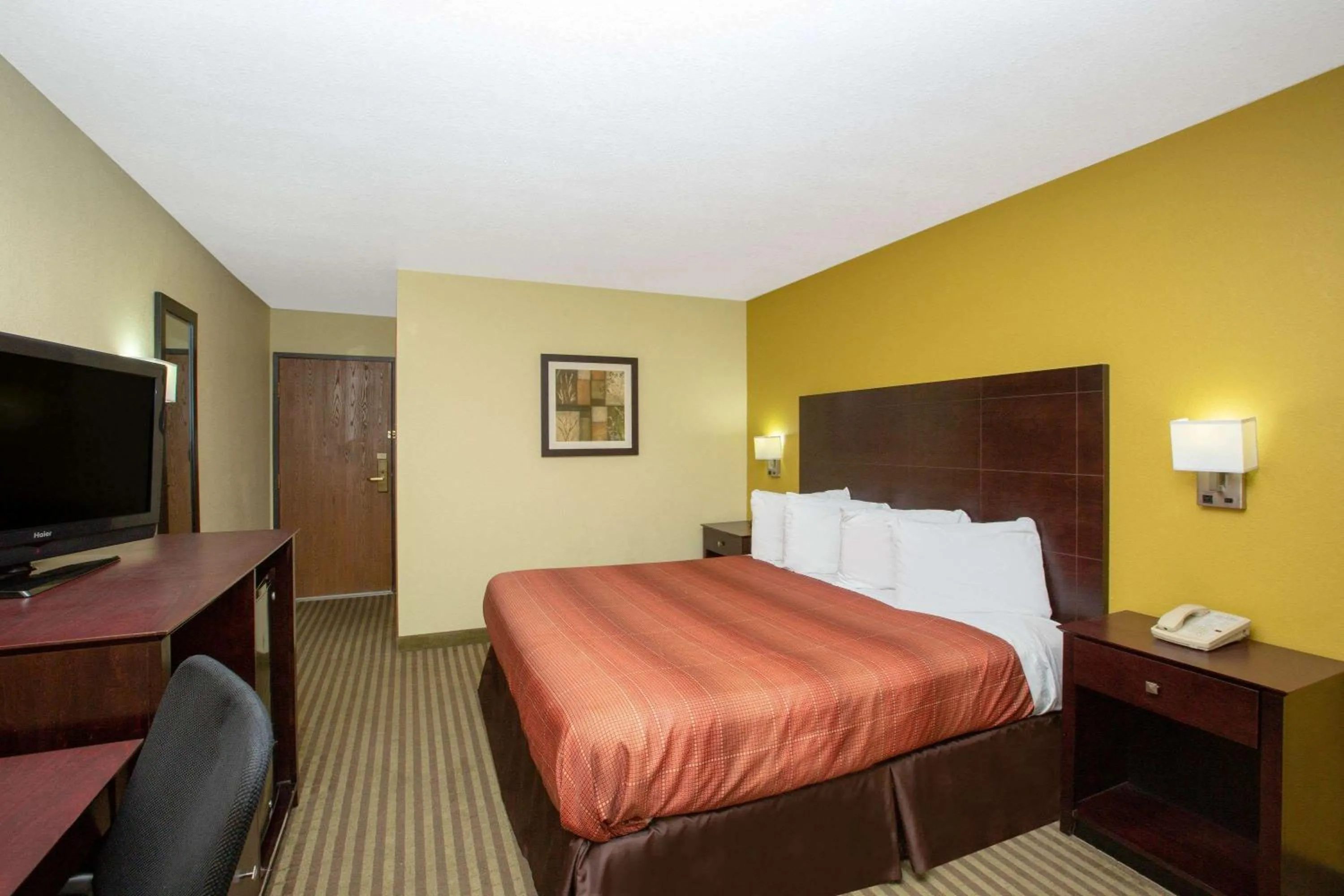 Photo of the whole room, Bed in AmericInn by Wyndham Council Bluffs