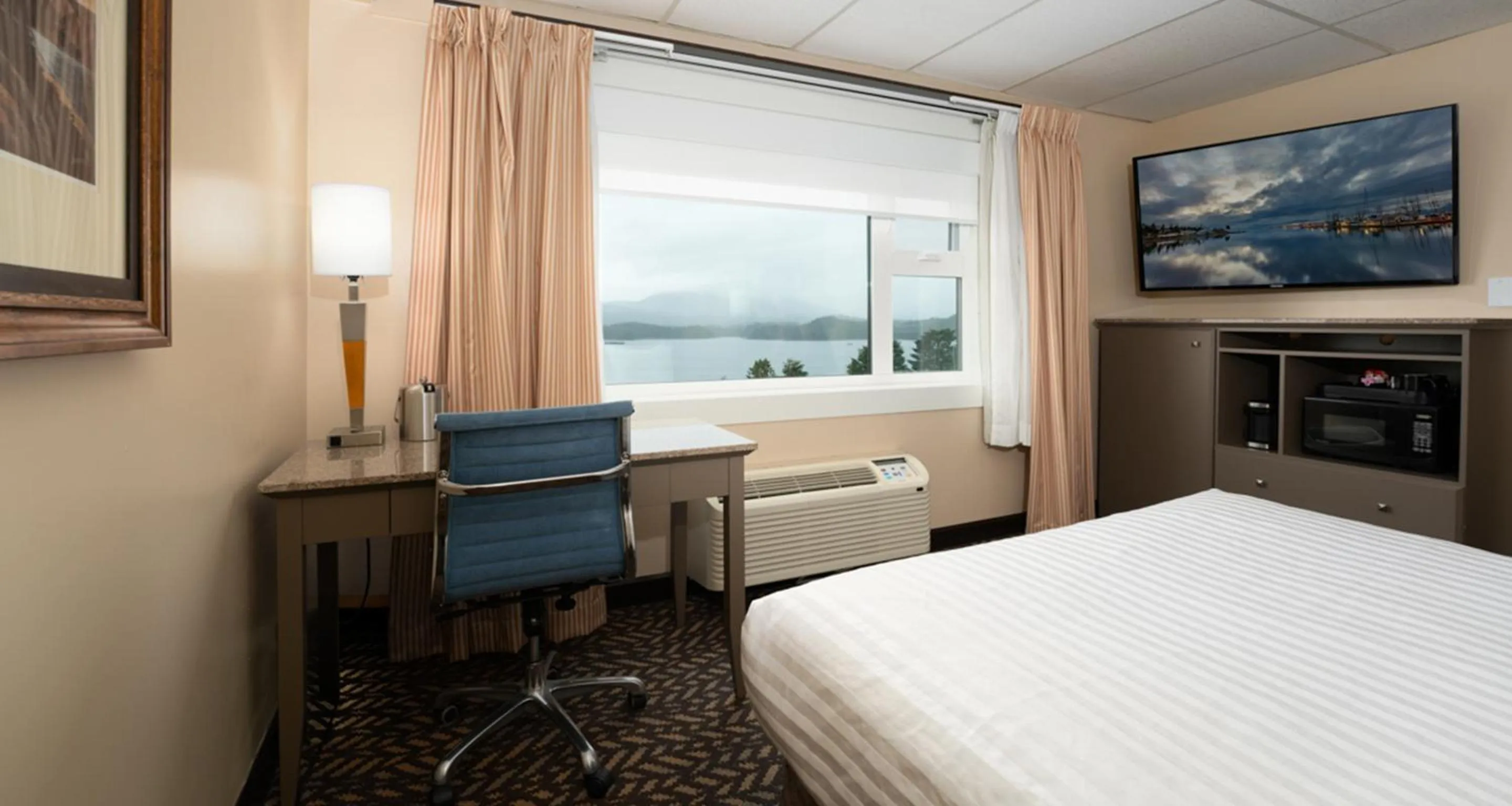 TV and multimedia, Bed in Prestige Oceanview Hotel Prince Rupert