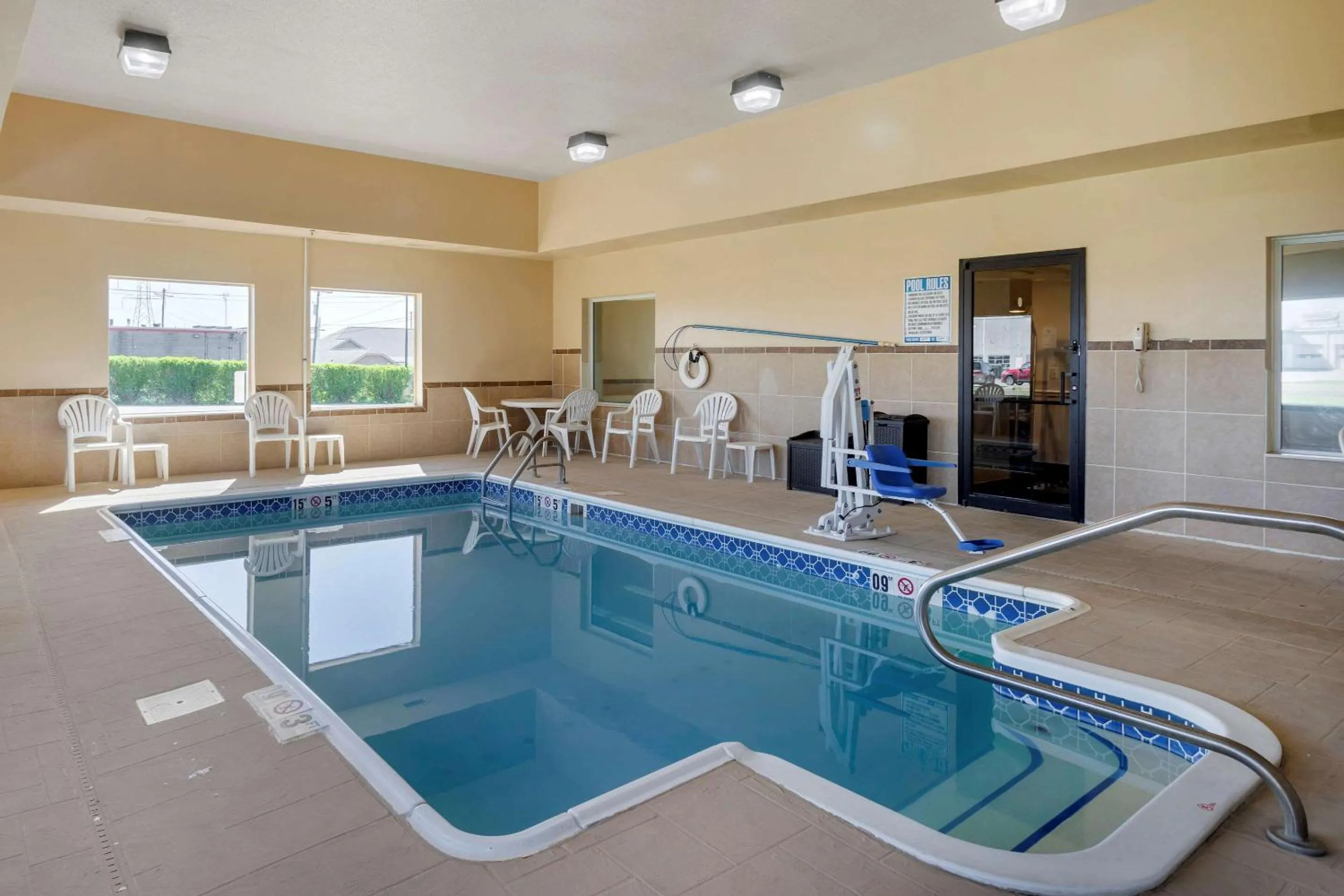 Swimming pool in Comfort Inn Somerset - Lake Cumberland