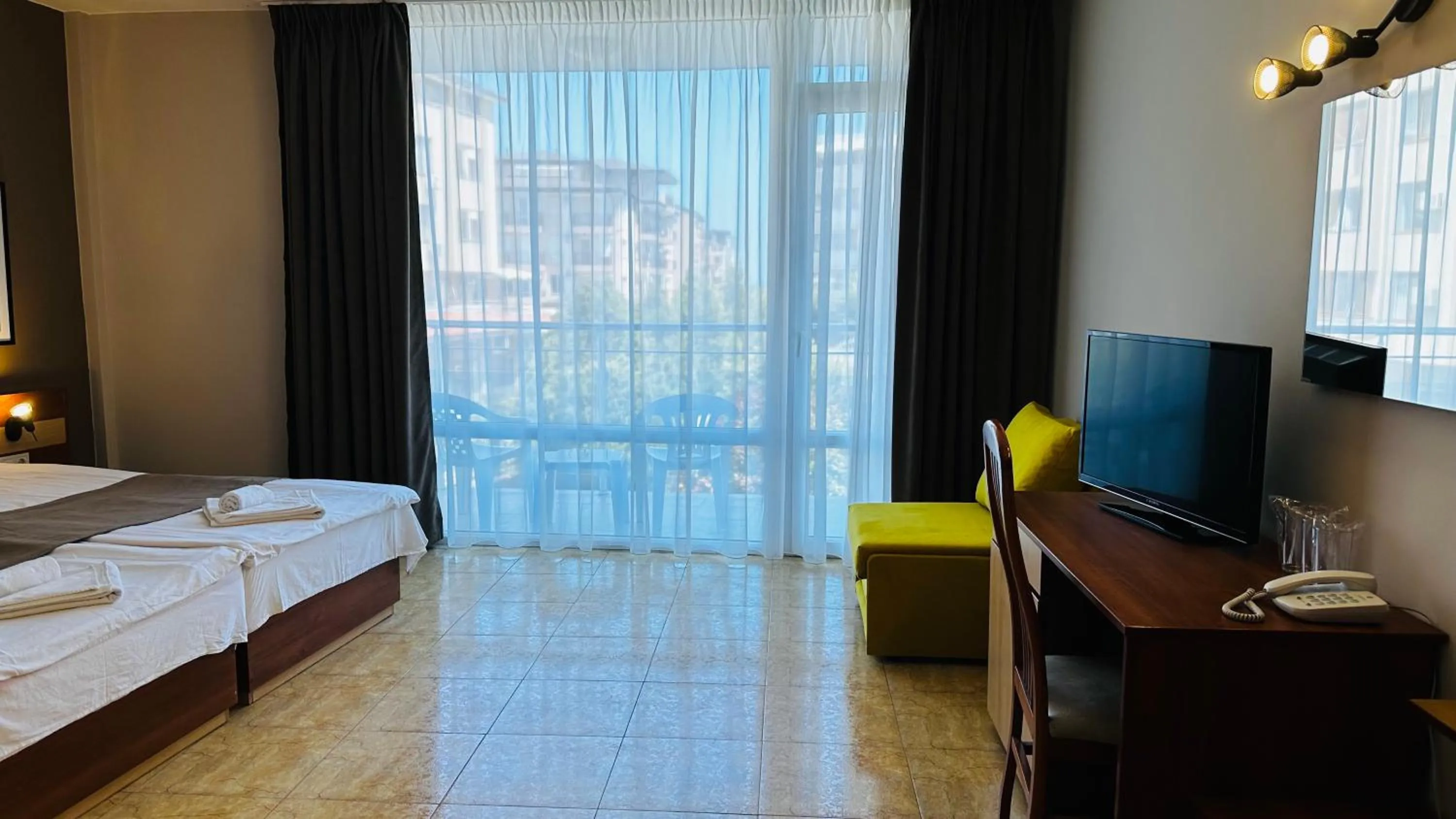 Photo of the whole room, Bed in Queen Nelly