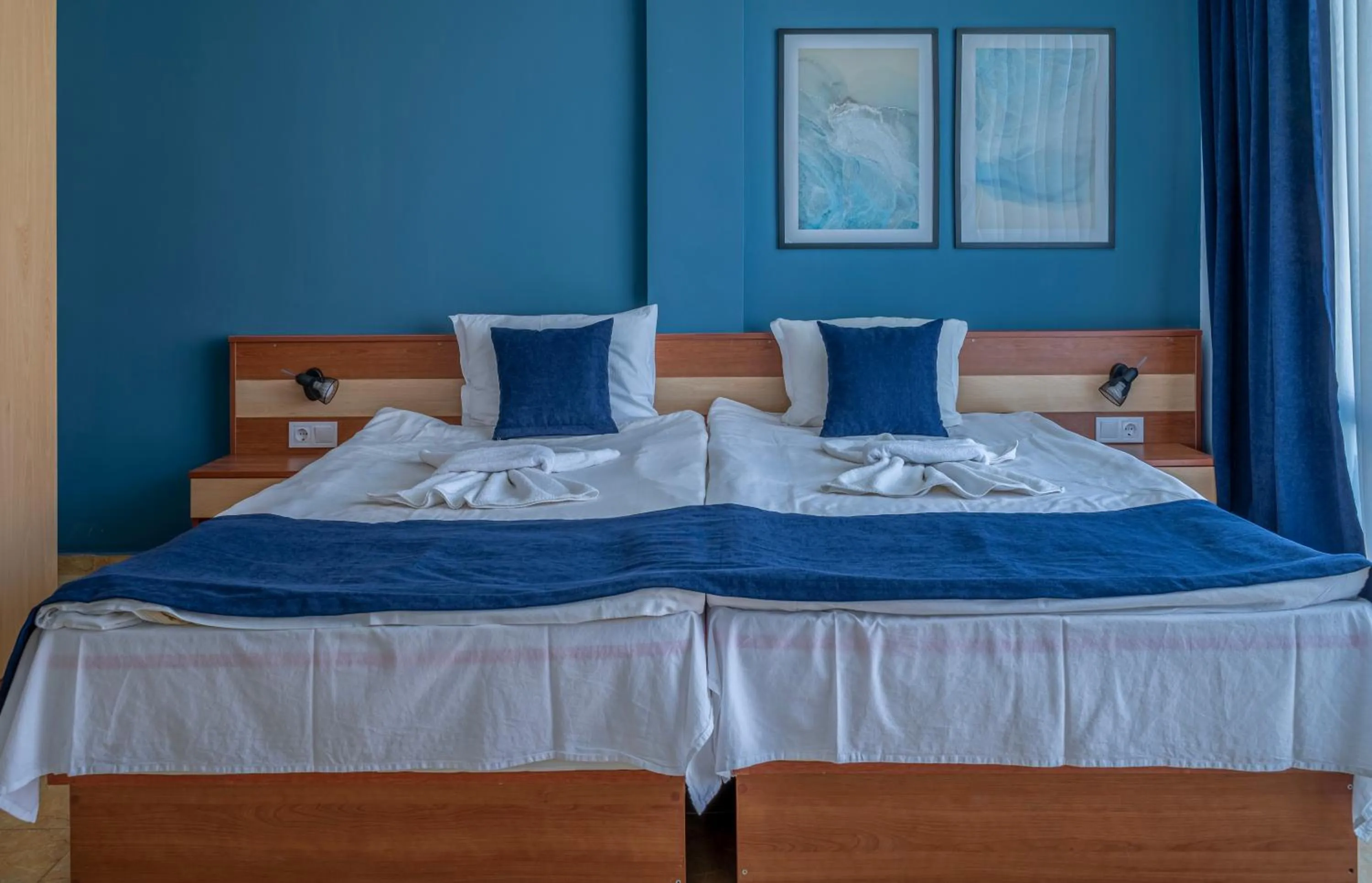 Bedroom, Bed in Queen Nelly