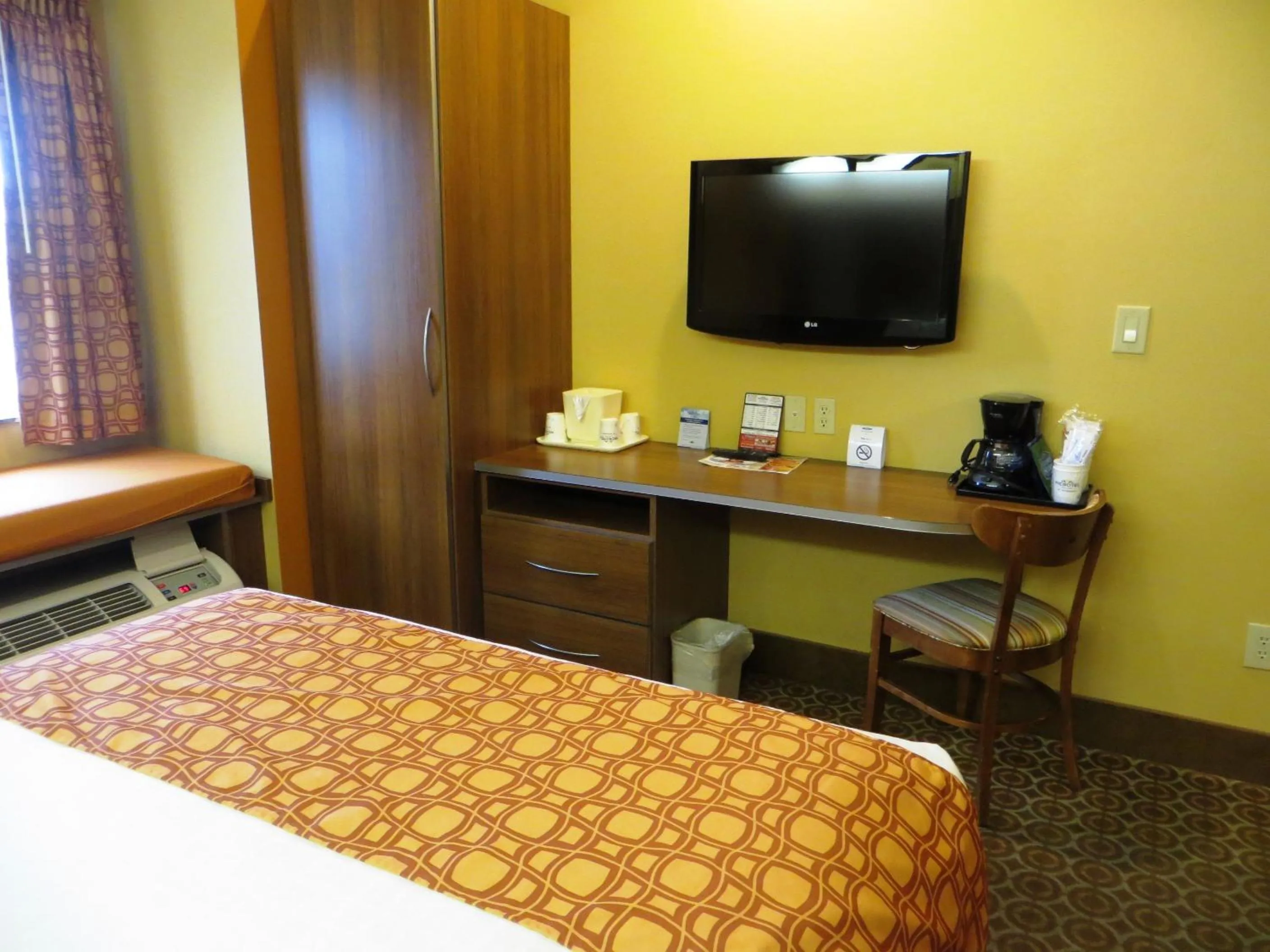TV and multimedia, Bed in Microtel by Wyndham South Bend Notre Dame University
