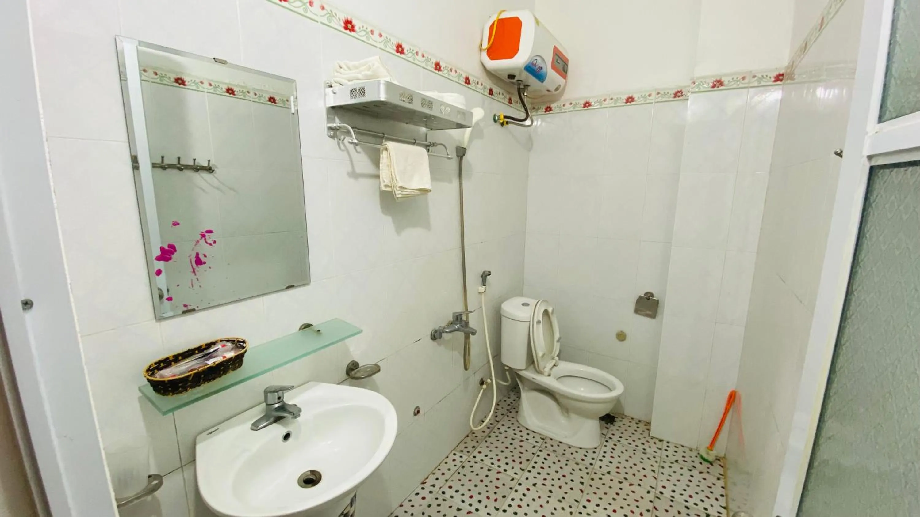 Shower in Viet Hoang Hotel Bao Lac