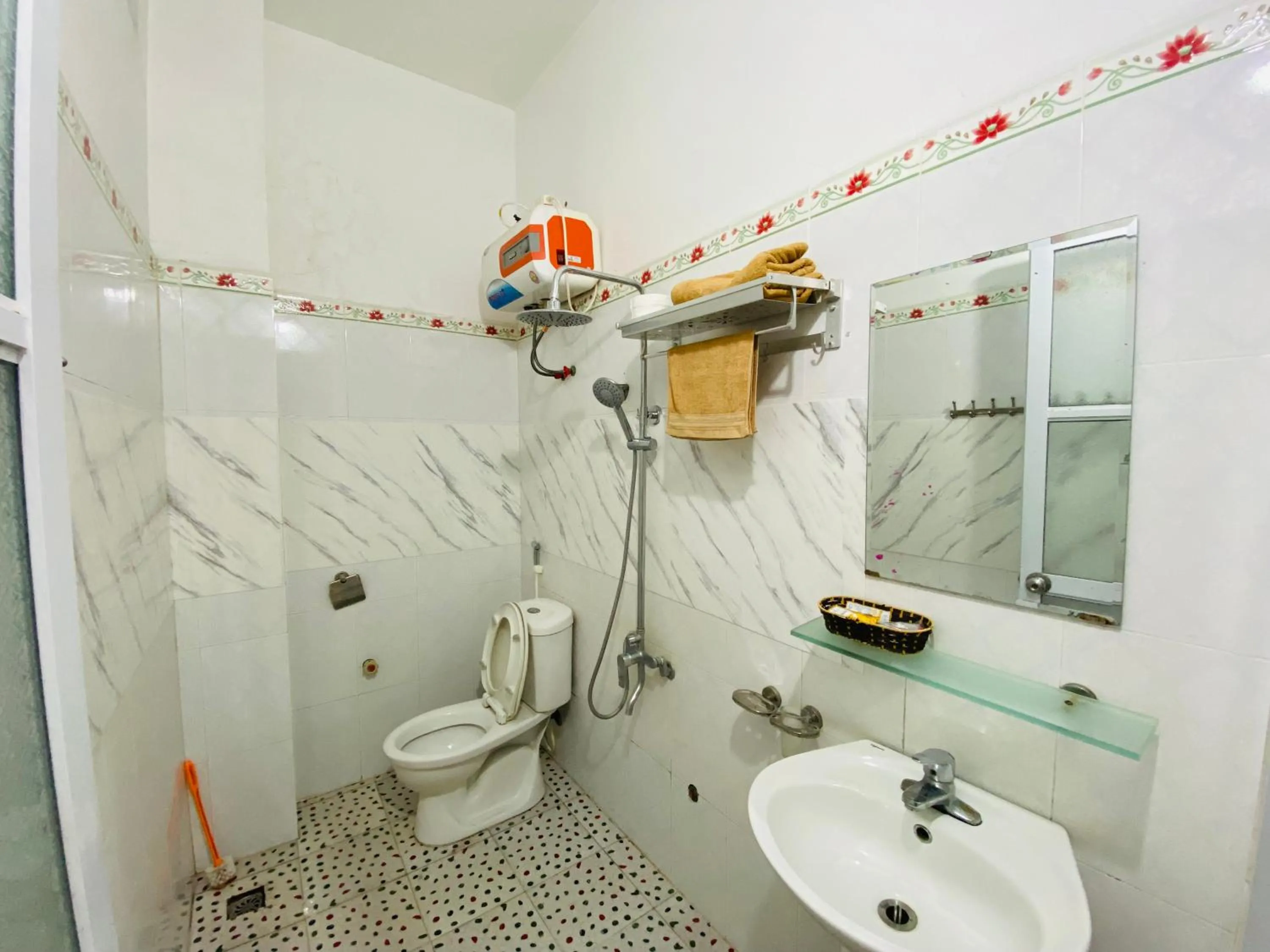Shower in Viet Hoang Hotel Bao Lac
