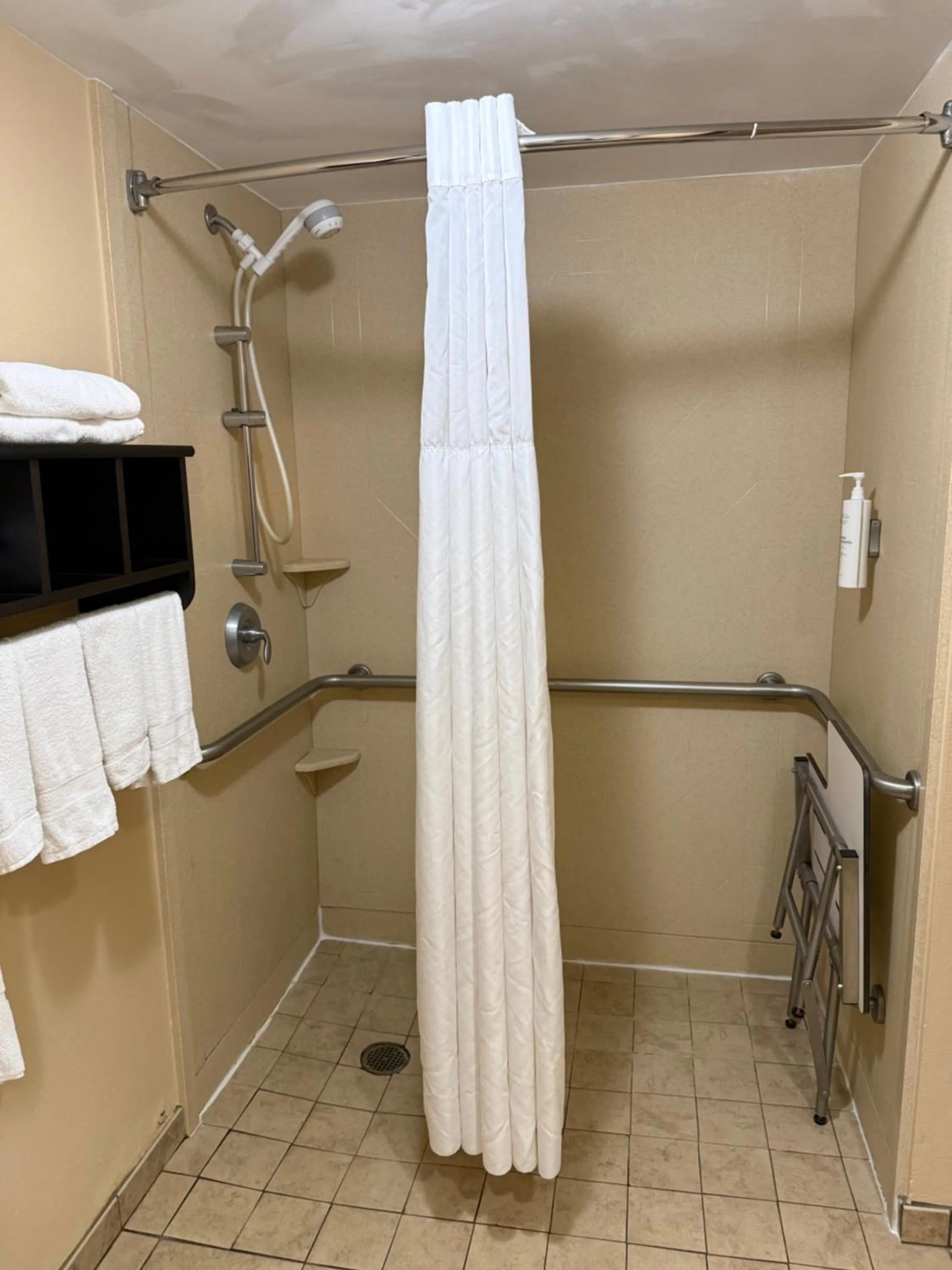 Shower in Hampton Inn Harrisburg/Grantville/Hershey