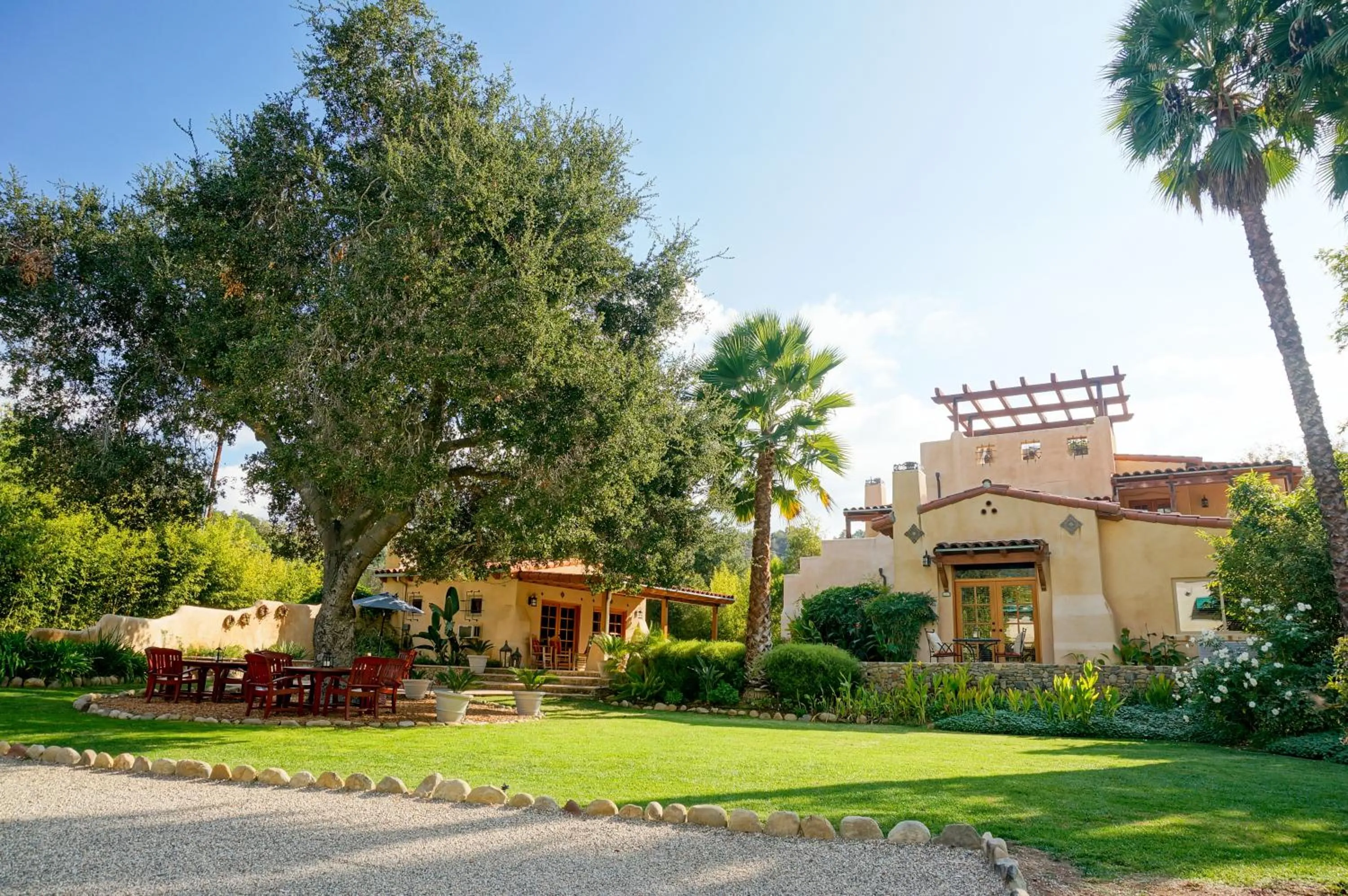 Facade/entrance in Blue Iguana Inn