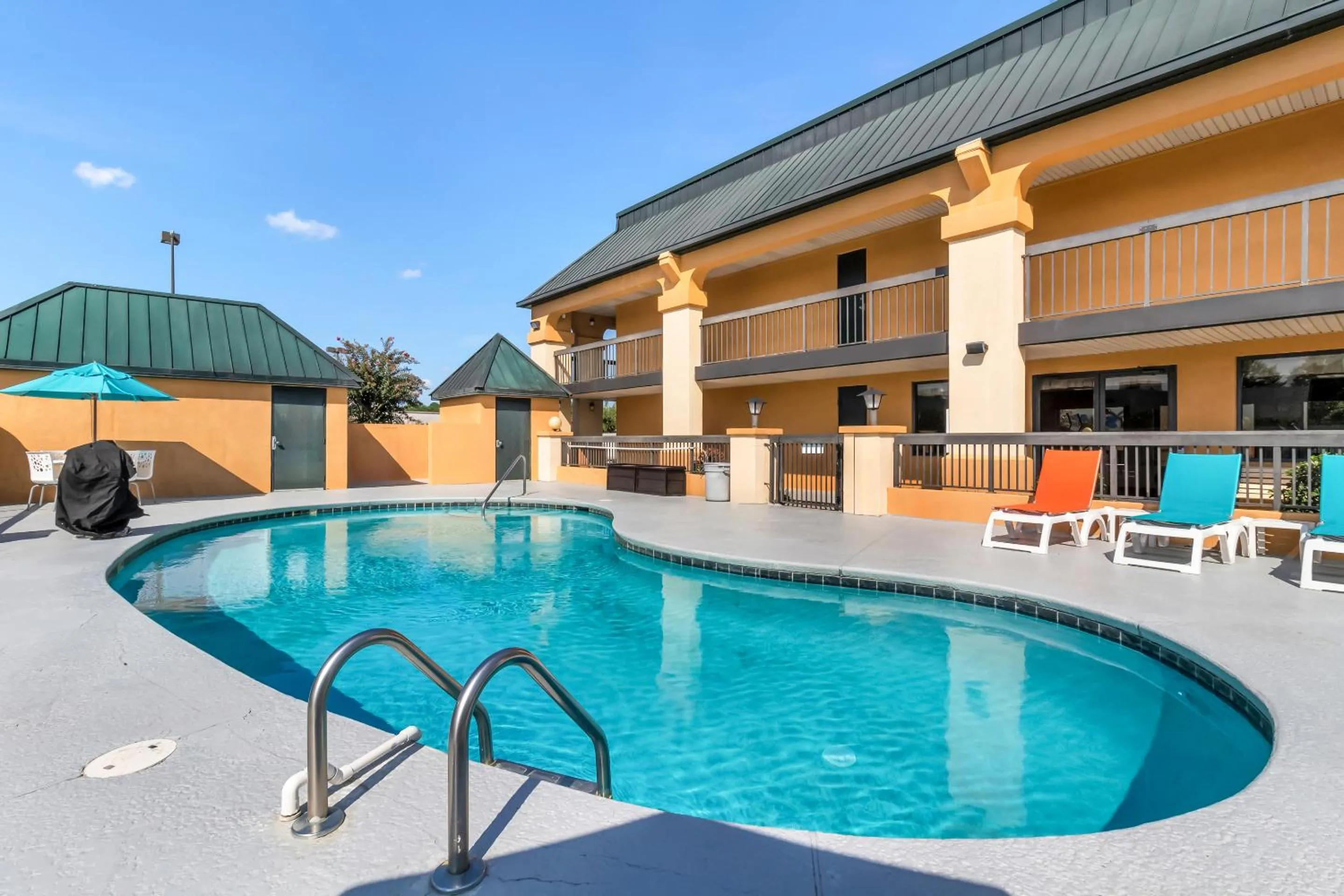 Swimming pool in Quality Inn & Suites Florence Civic Center