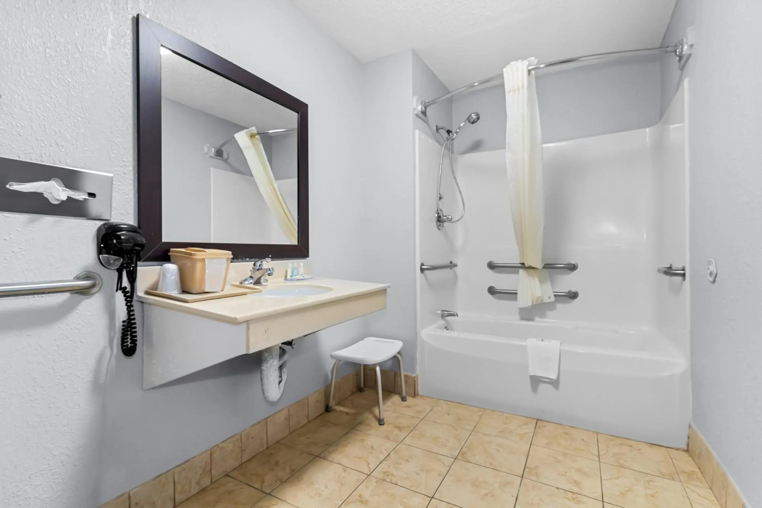 Bath in Quality Inn & Suites Florence Civic Center