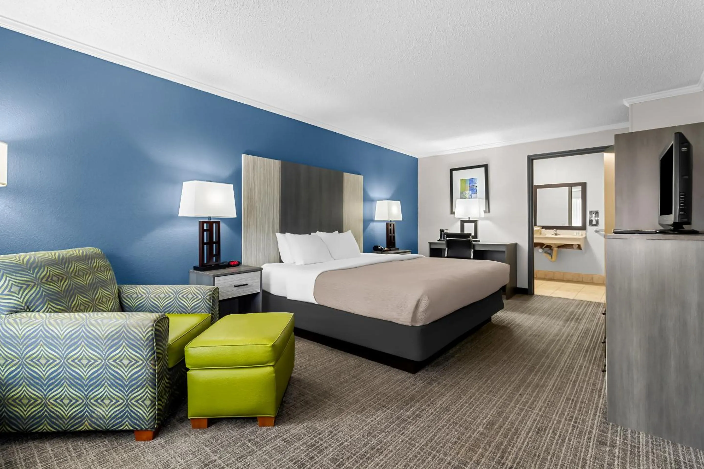 Bedroom, Bed in Quality Inn & Suites Florence Civic Center