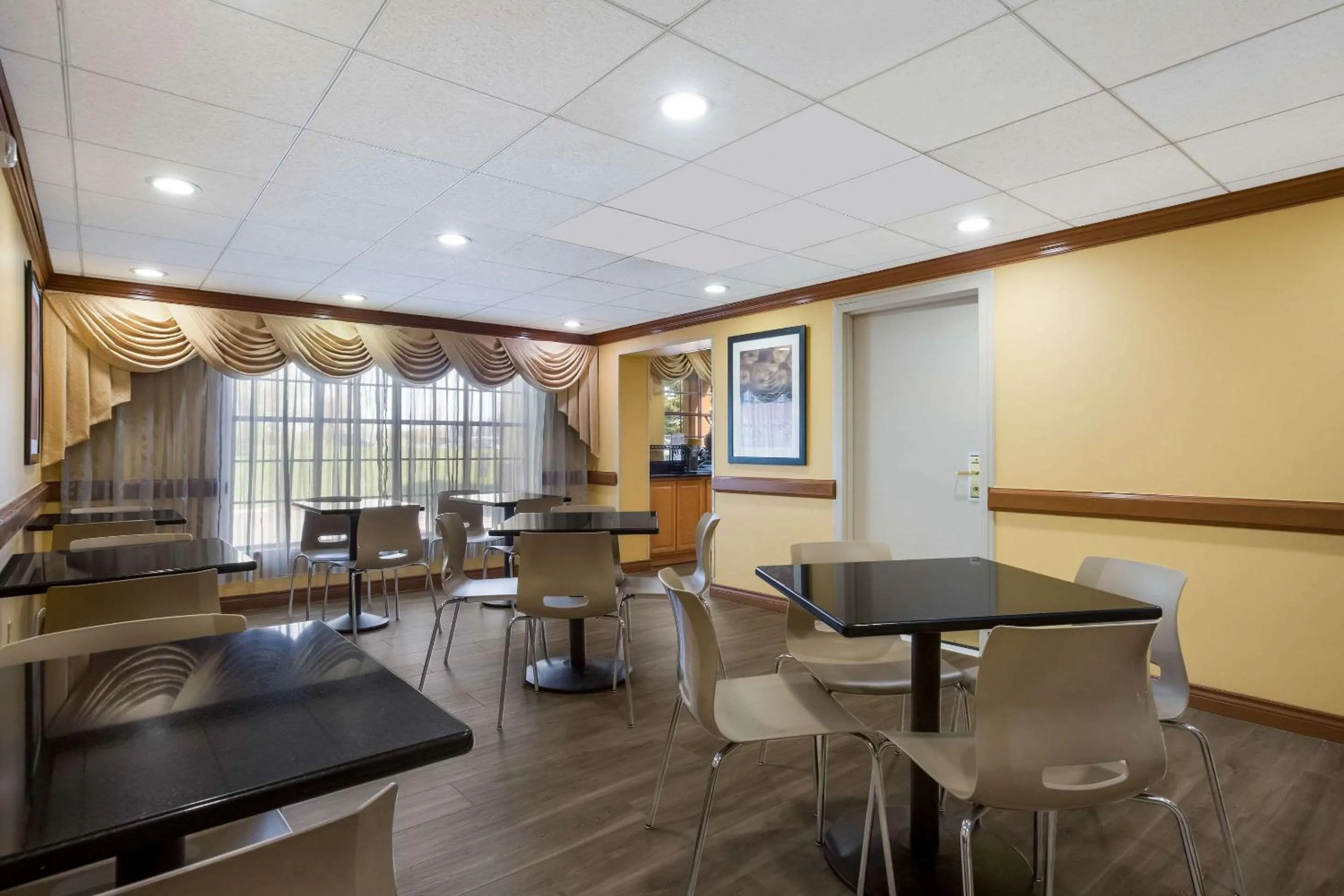 Breakfast in Quality Inn Near Princeton