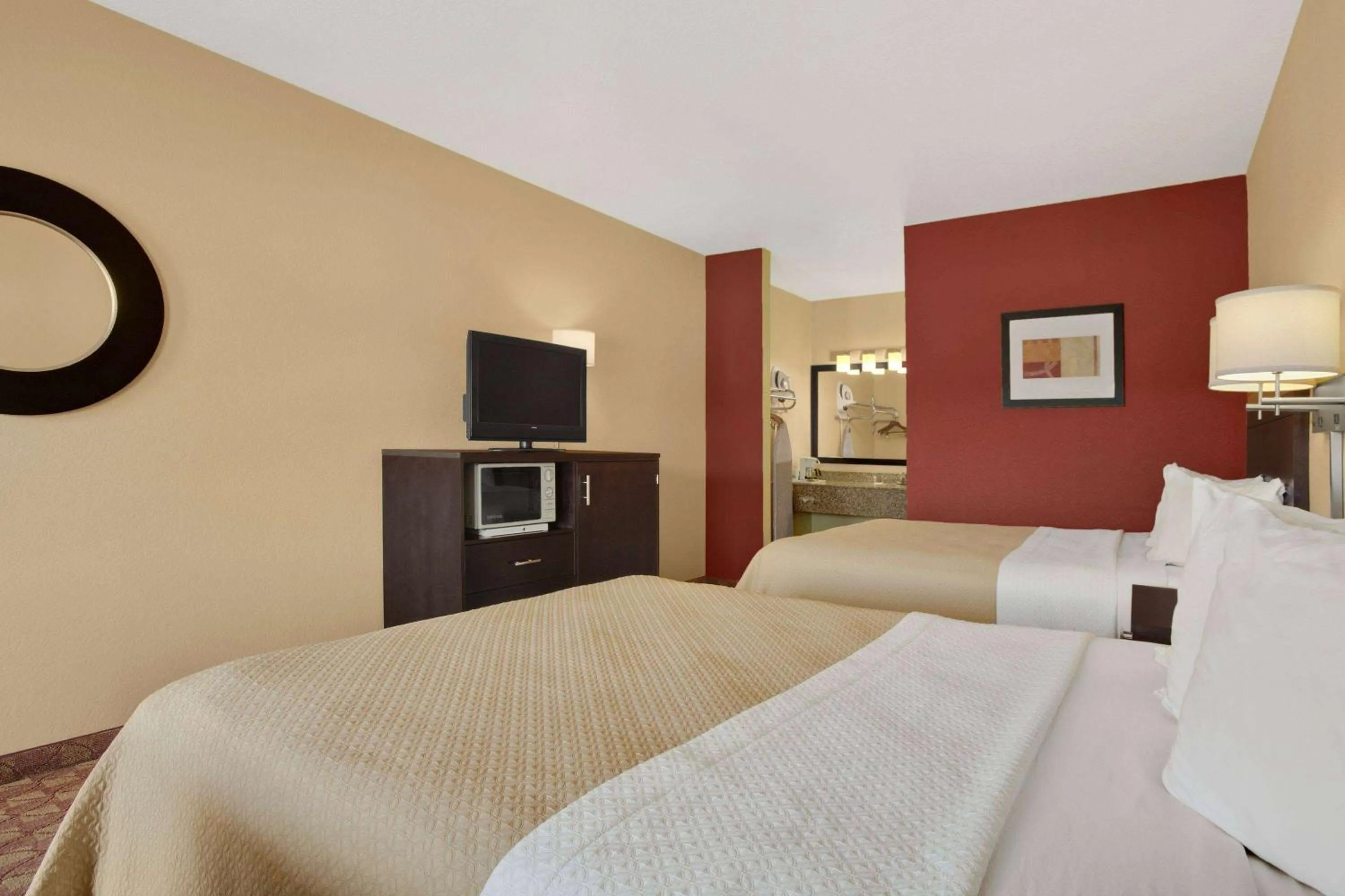 Photo of the whole room, Bed in Days Inn by Wyndham Globe
