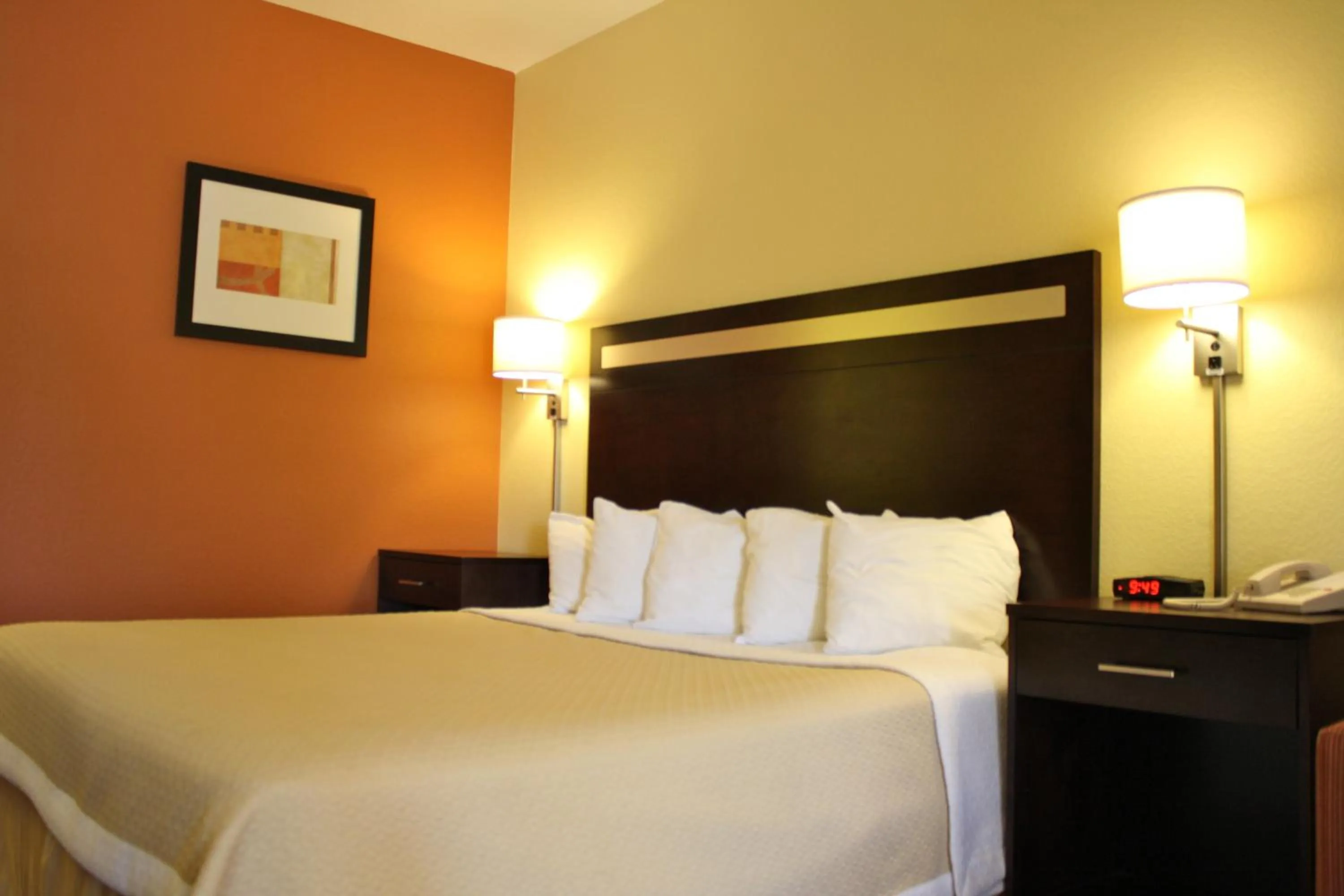 Bedroom, Bed in Days Inn by Wyndham Globe