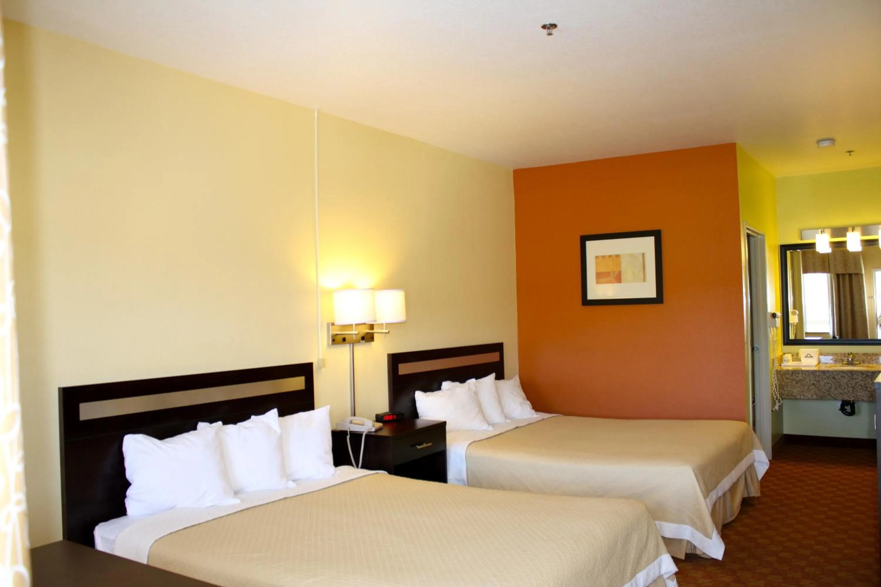 Bedroom, Bed in Days Inn by Wyndham Globe