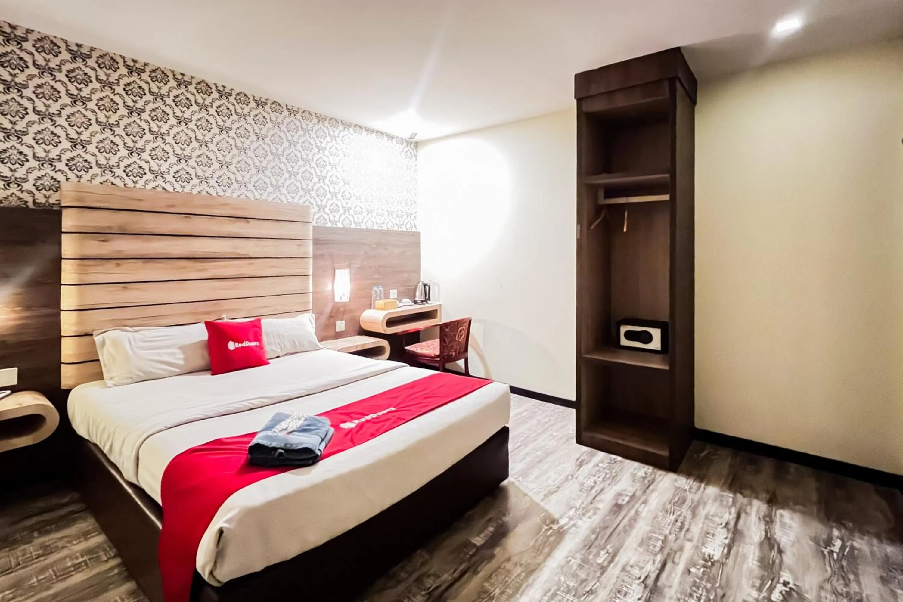 Bedroom, Bed in RedDoorz Plus at Paragon Nagoya Hotel Batam