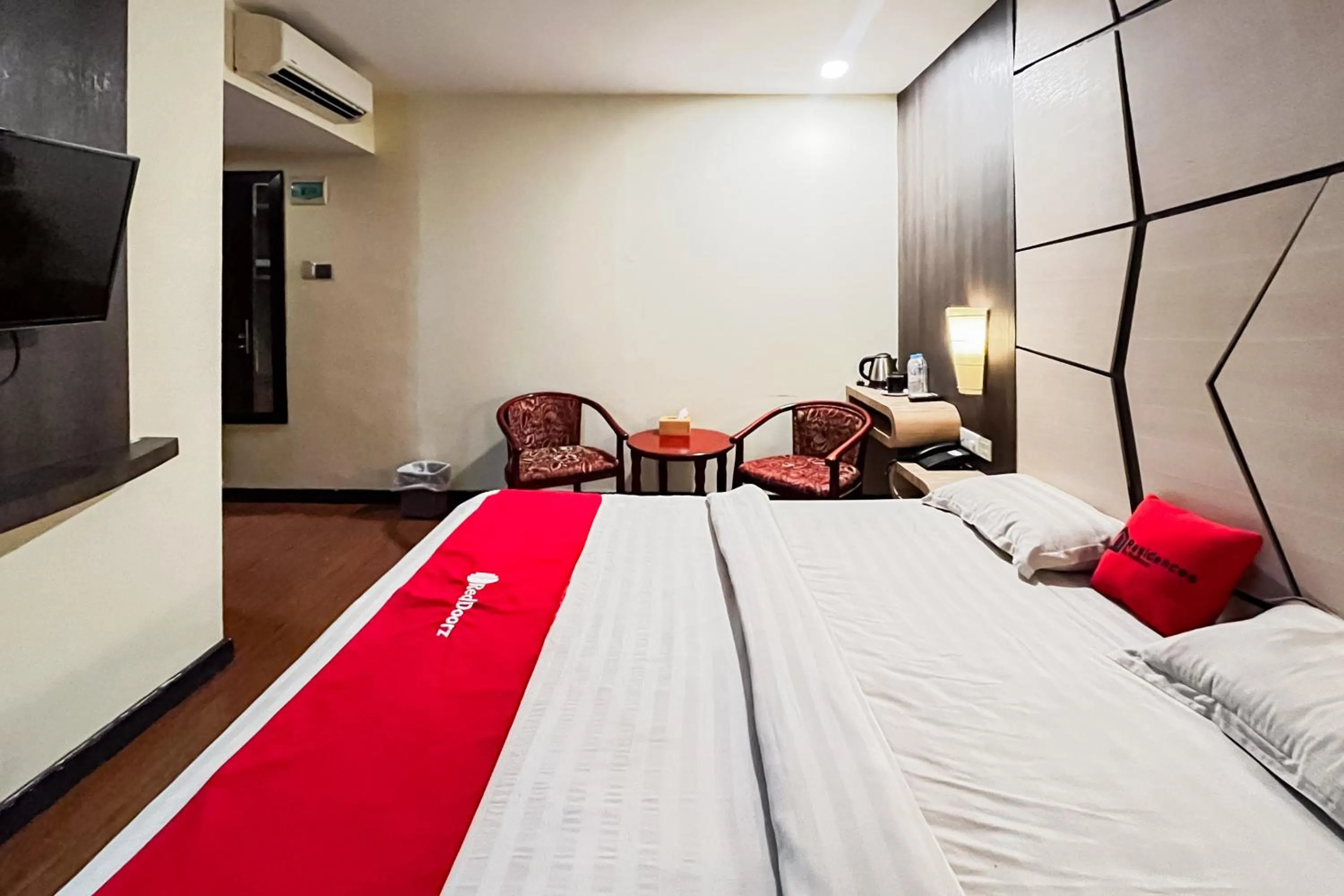 Bathroom, Bed in RedDoorz Plus at Paragon Nagoya Hotel Batam