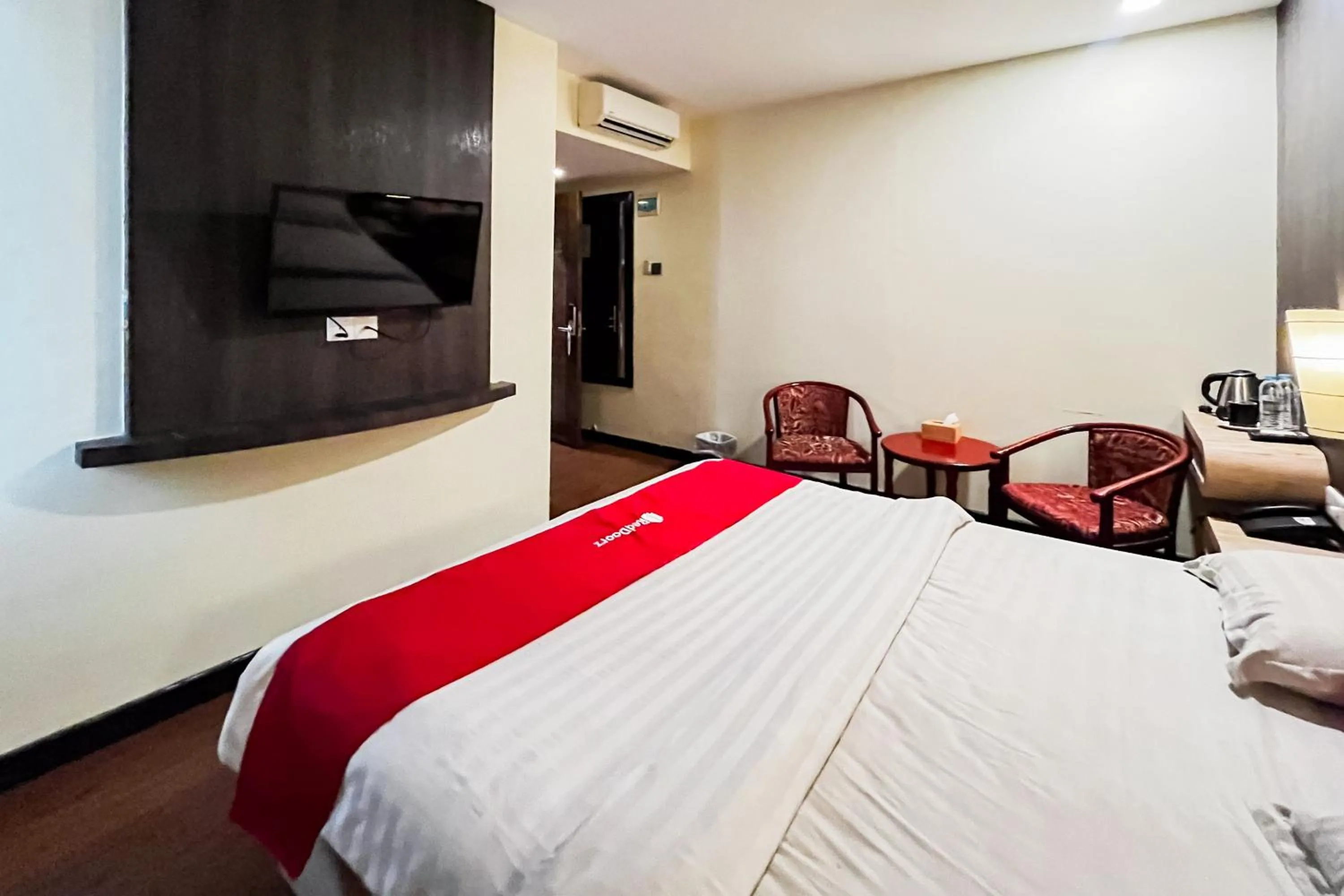 Bedroom, Bed in RedDoorz Plus at Paragon Nagoya Hotel Batam