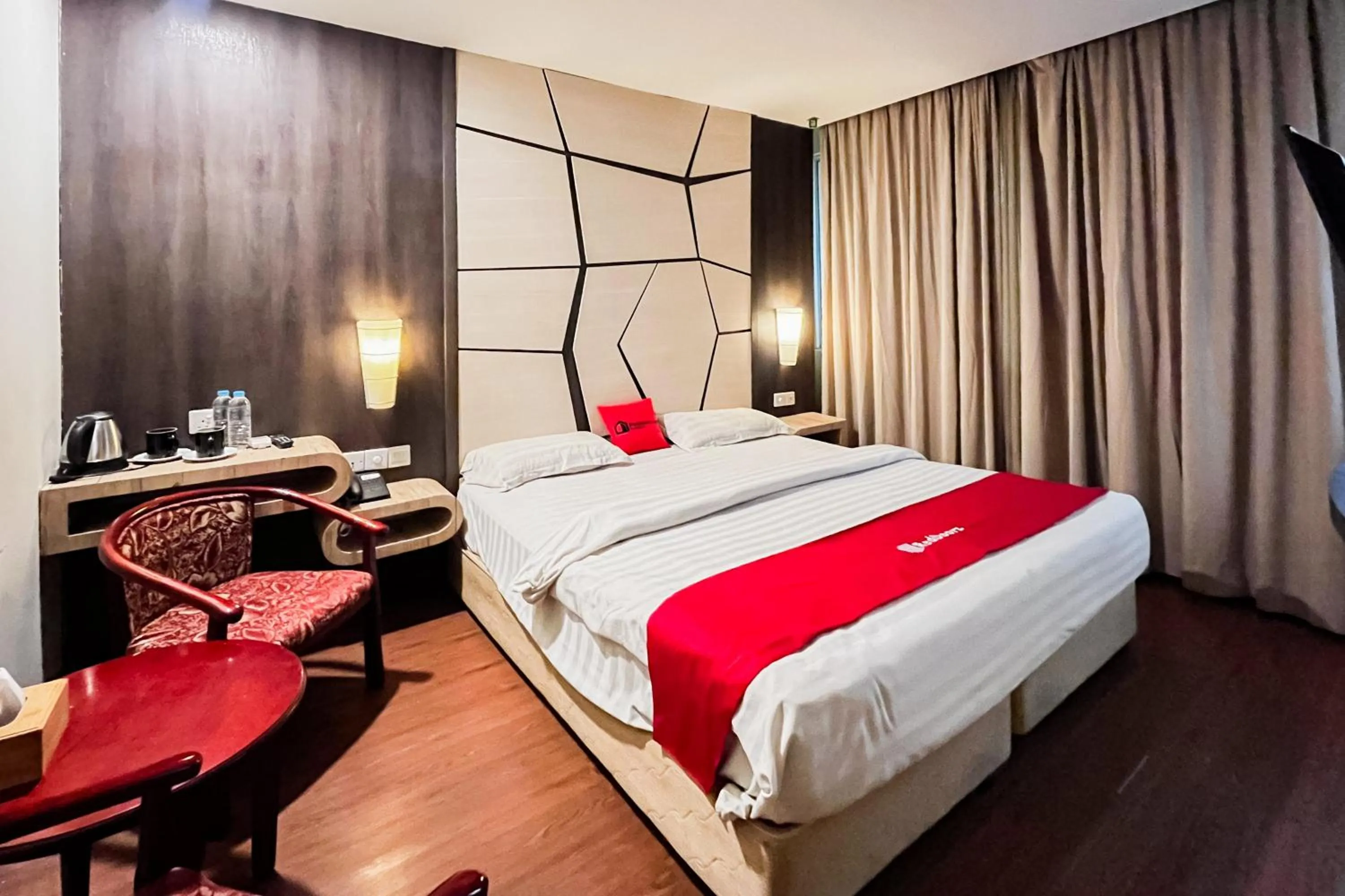 Bedroom, Bed in RedDoorz Plus at Paragon Nagoya Hotel Batam