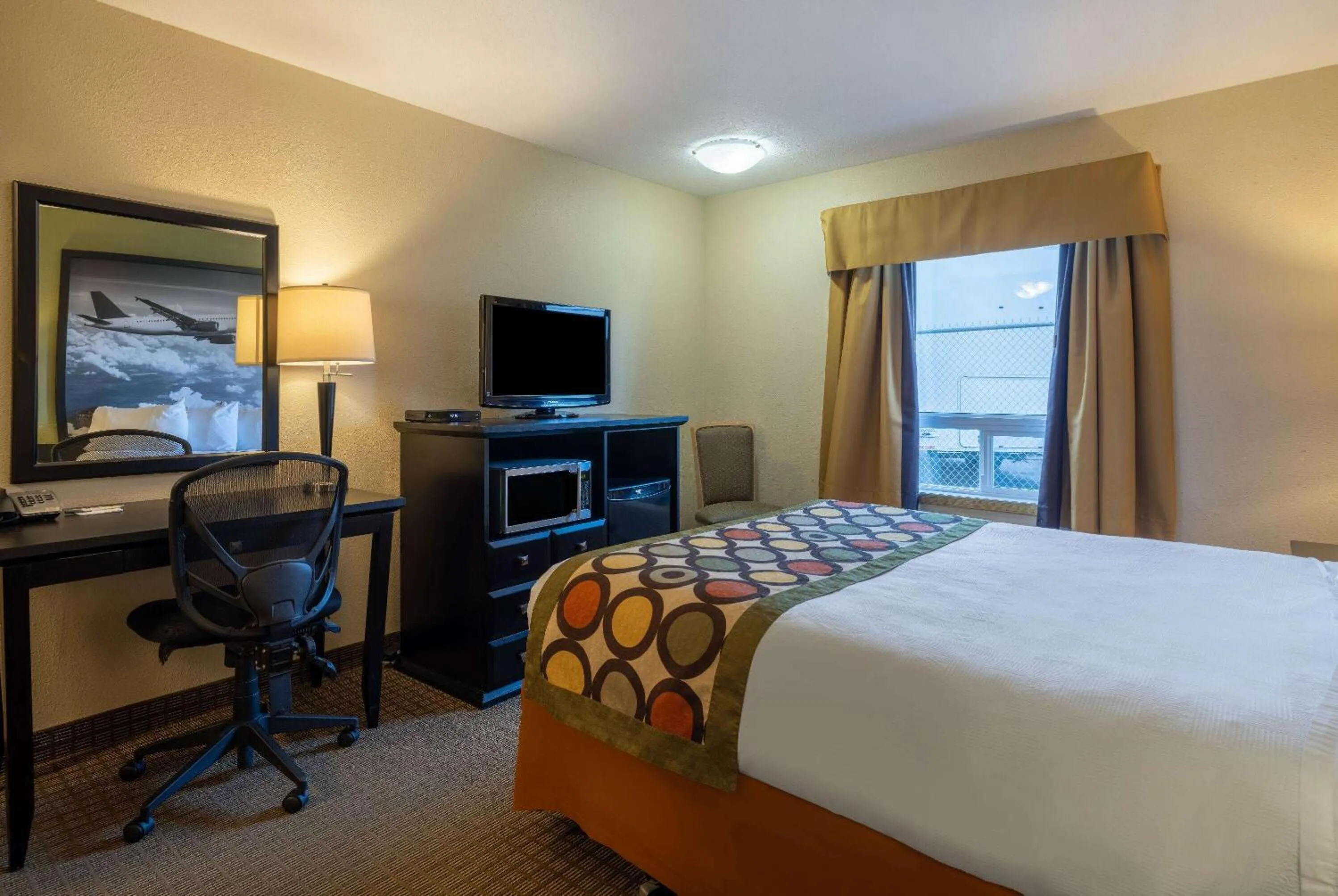 Photo of the whole room, Bed in Super 8 by Wyndham Edmonton International Airport