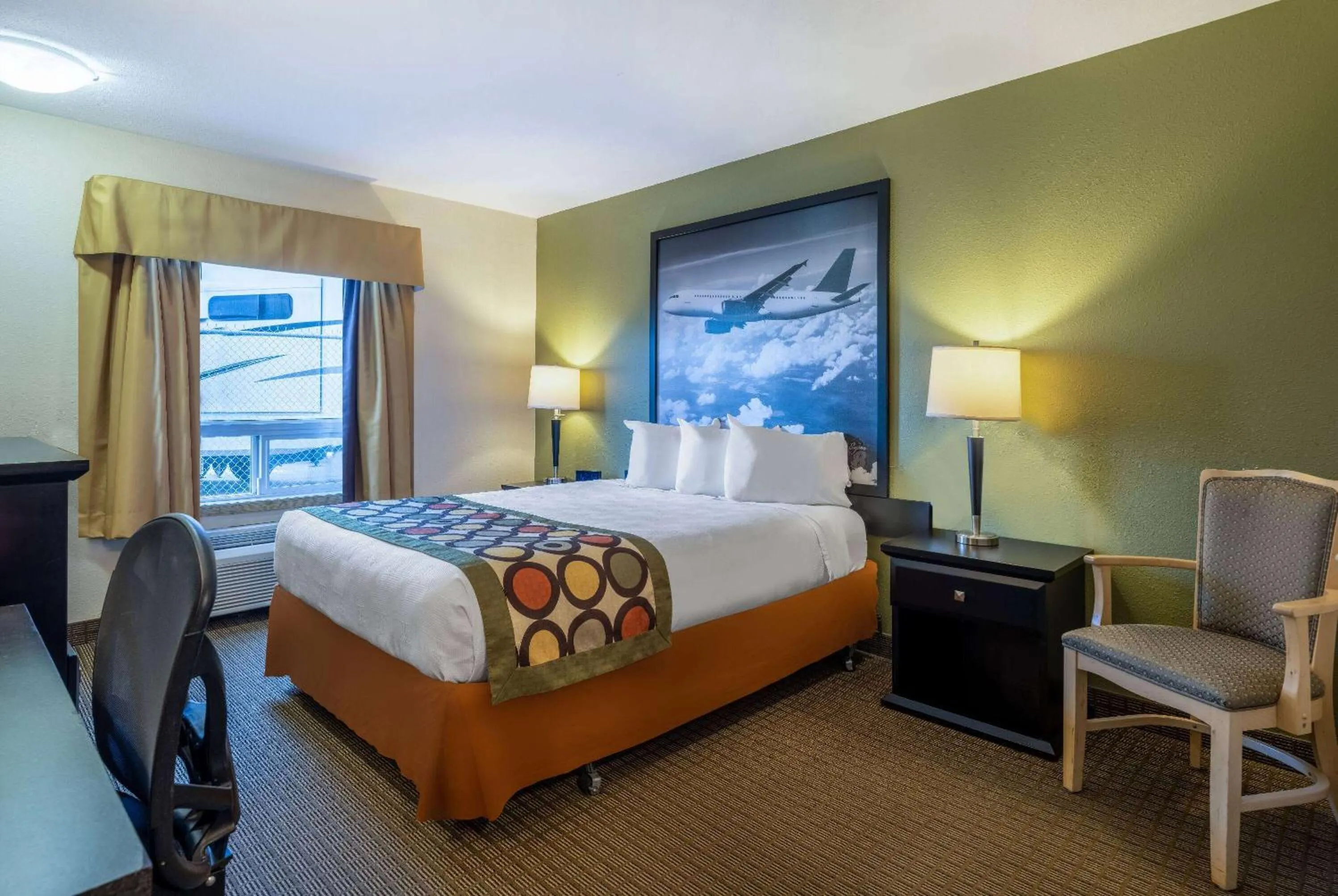 Photo of the whole room, Bed in Super 8 by Wyndham Edmonton International Airport