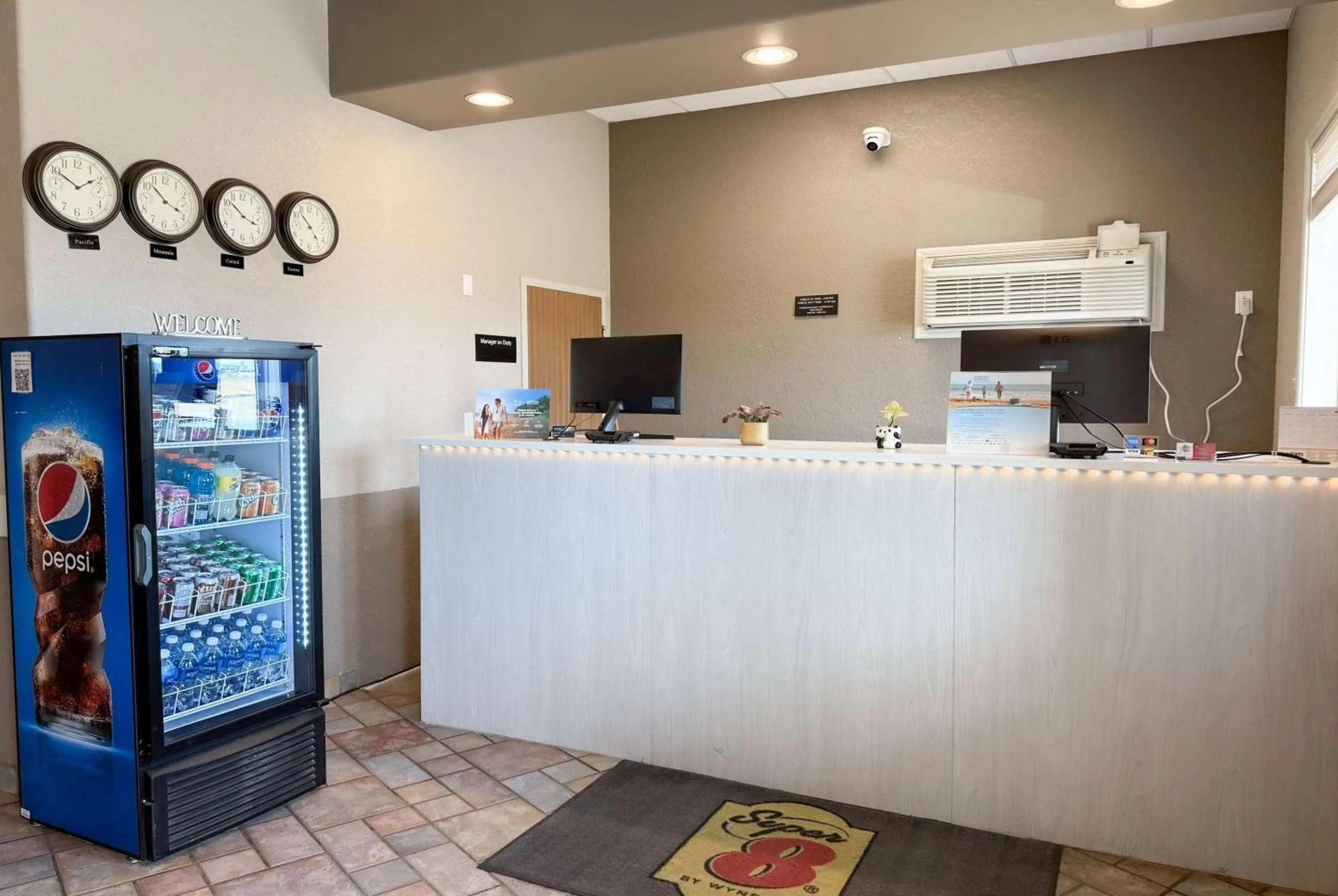 Lobby or reception in Super 8 by Wyndham Medicine Hat AB