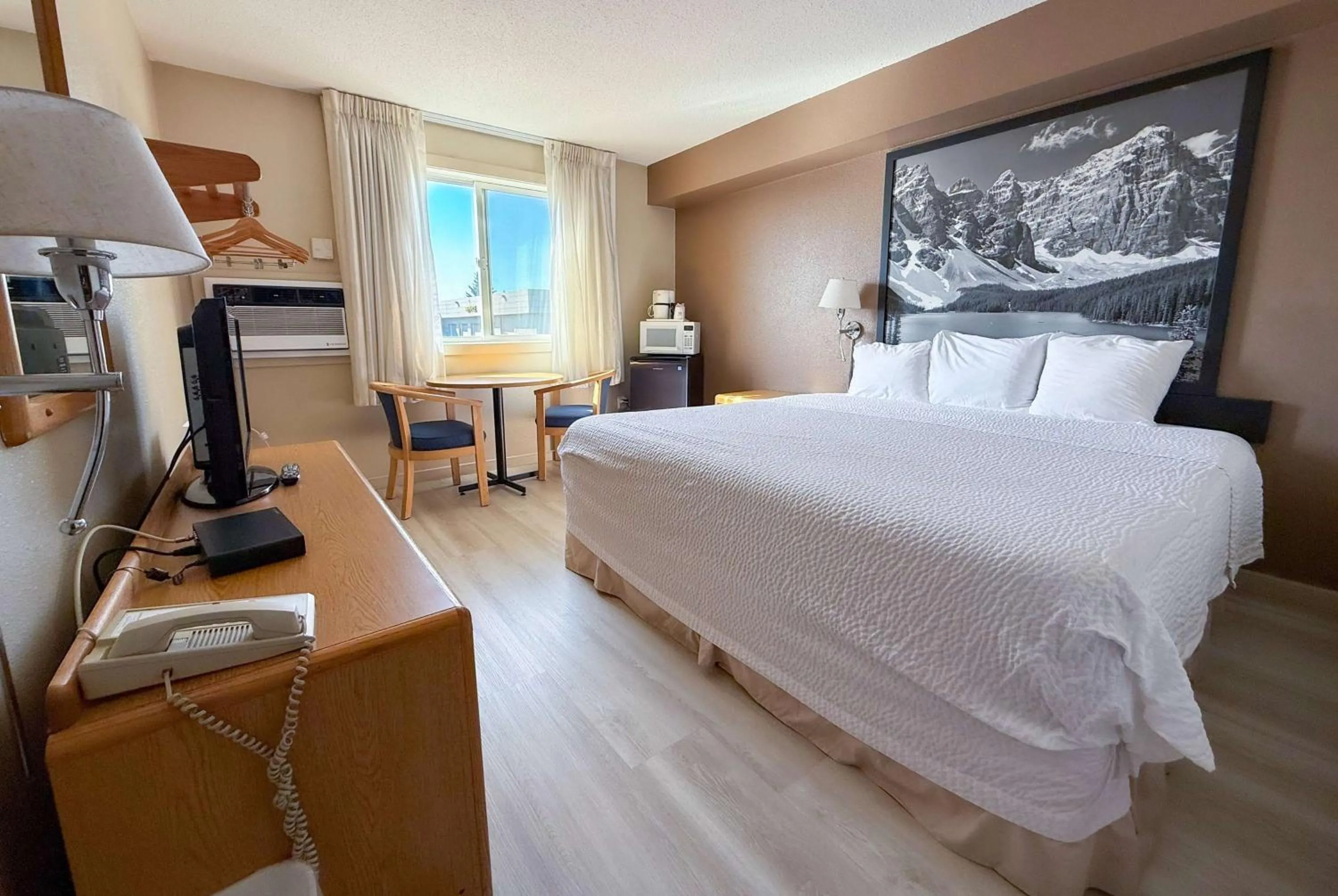 Photo of the whole room, Bed in Super 8 by Wyndham Medicine Hat AB