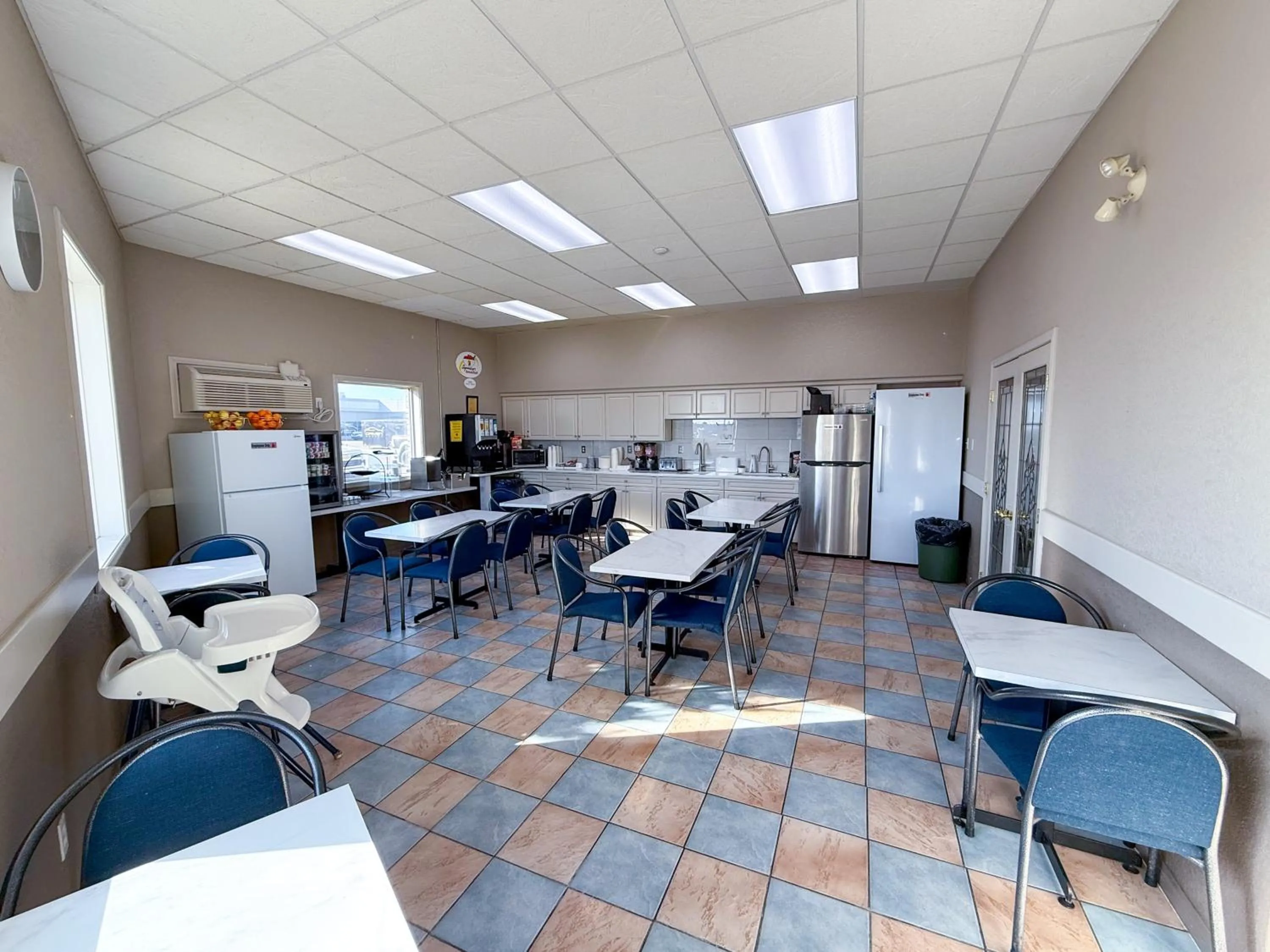 Dining area in Super 8 by Wyndham Medicine Hat AB
