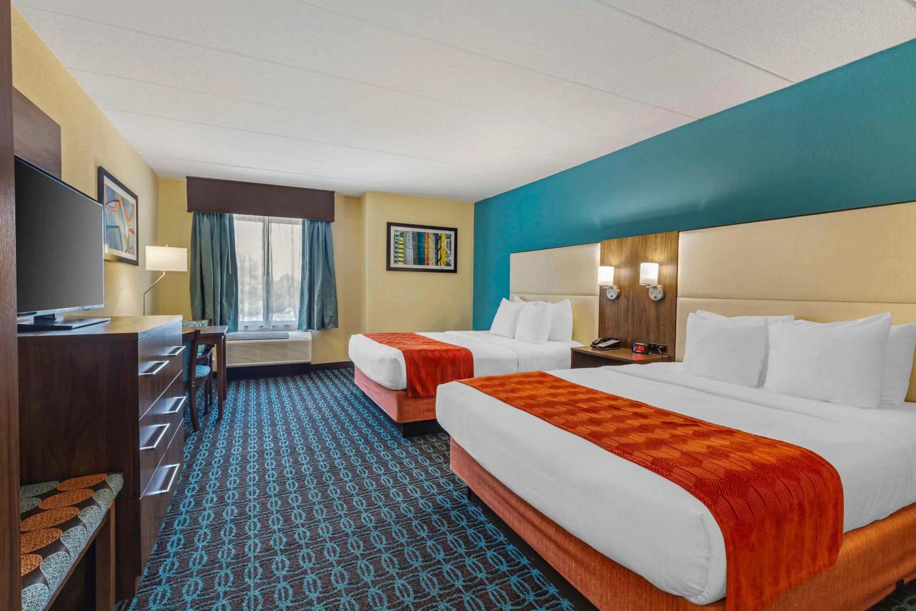 Bed in Best Western Plus North Shore Hotel