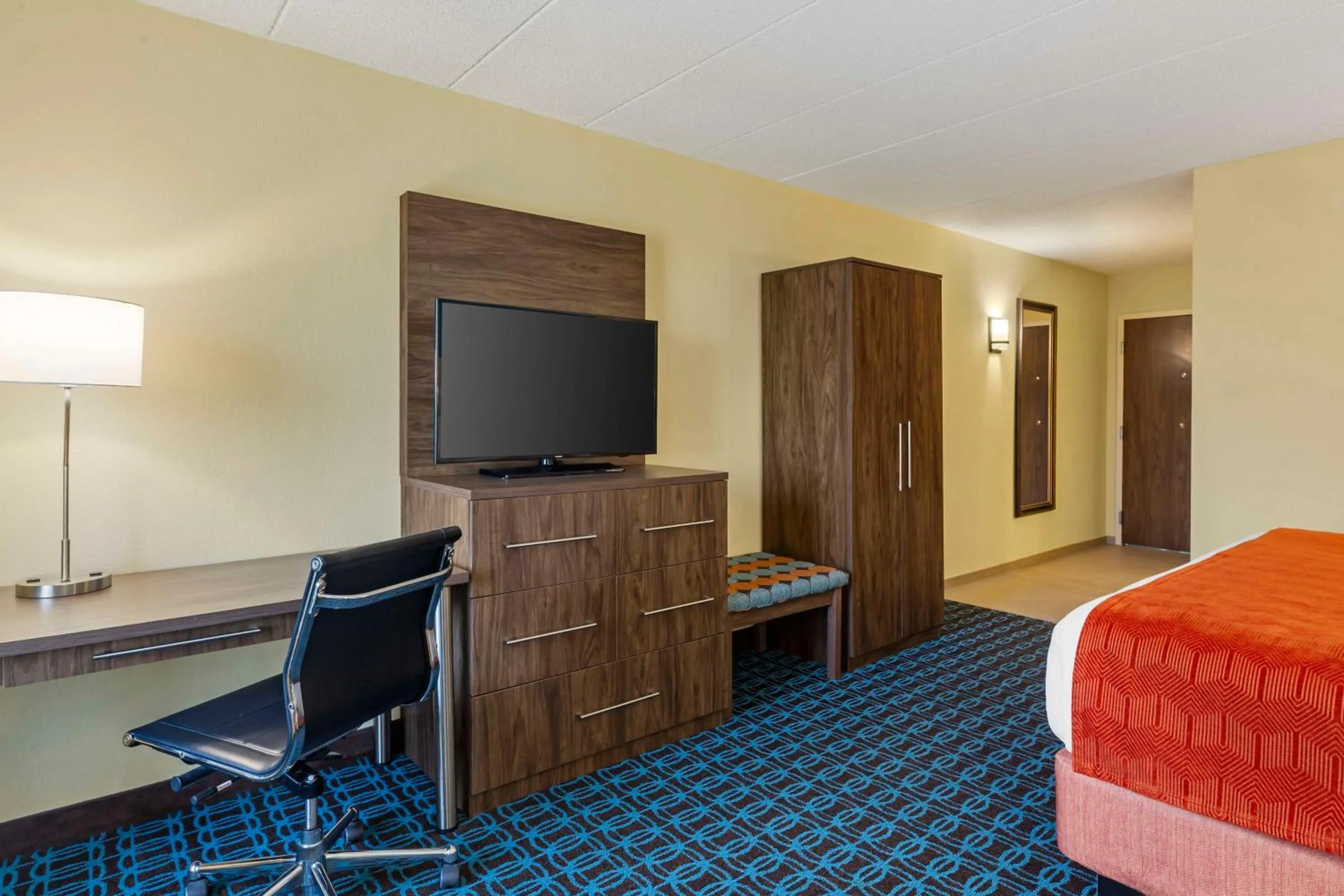 Bedroom, Bed in Best Western Plus North Shore Hotel