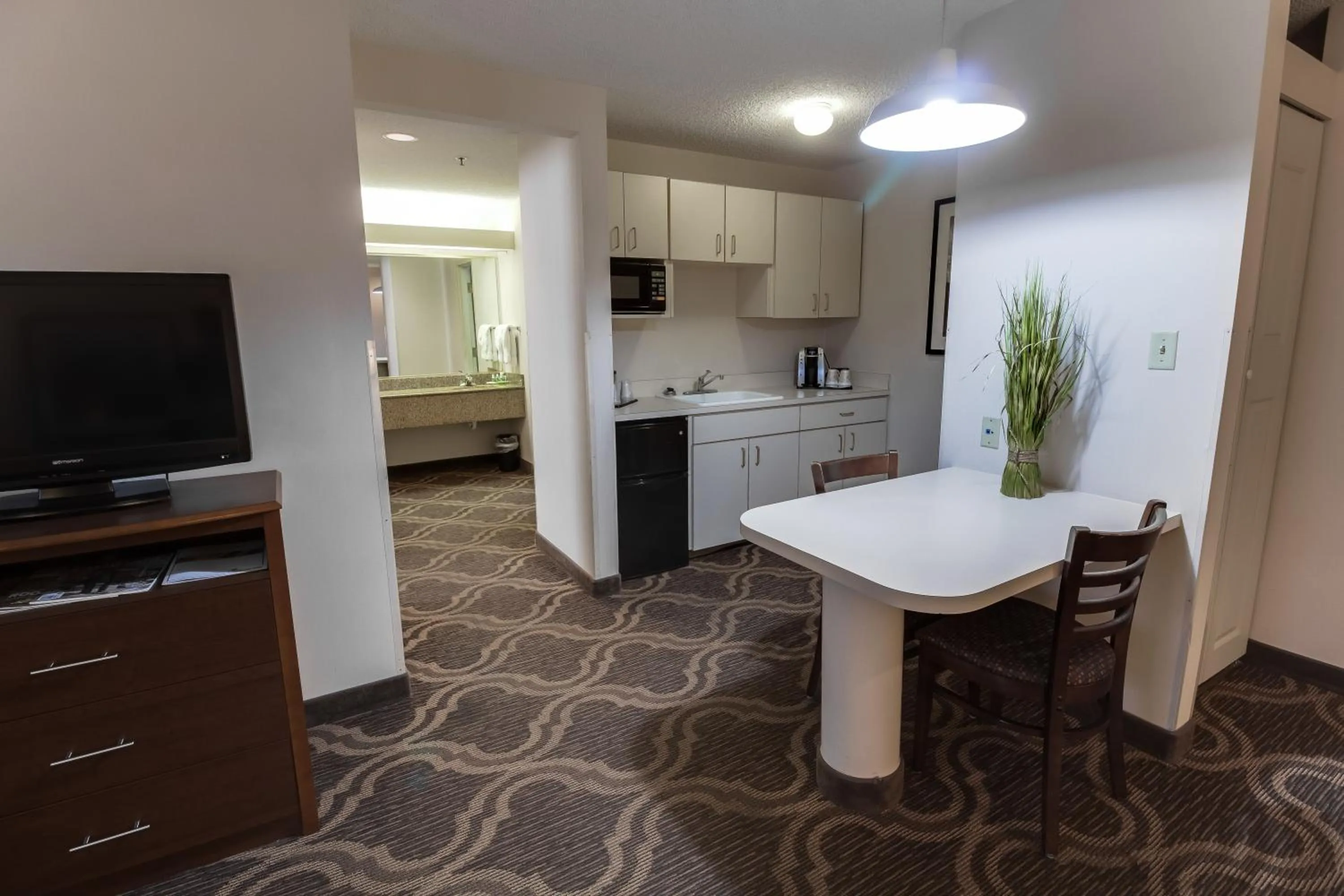 Kitchen or kitchenette in Ashmore Inn and Suites Lubbock
