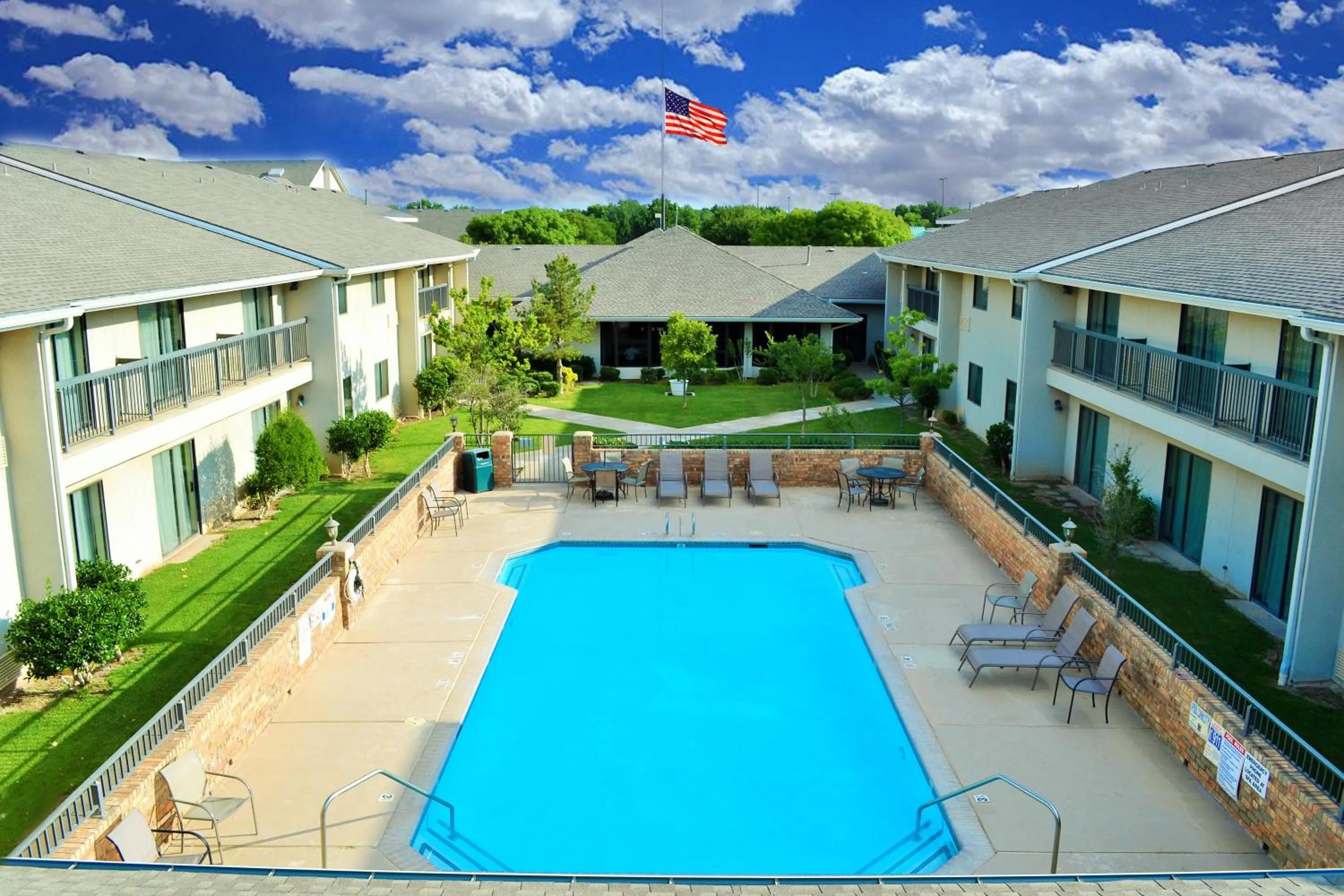Swimming pool in Ashmore Inn and Suites Lubbock