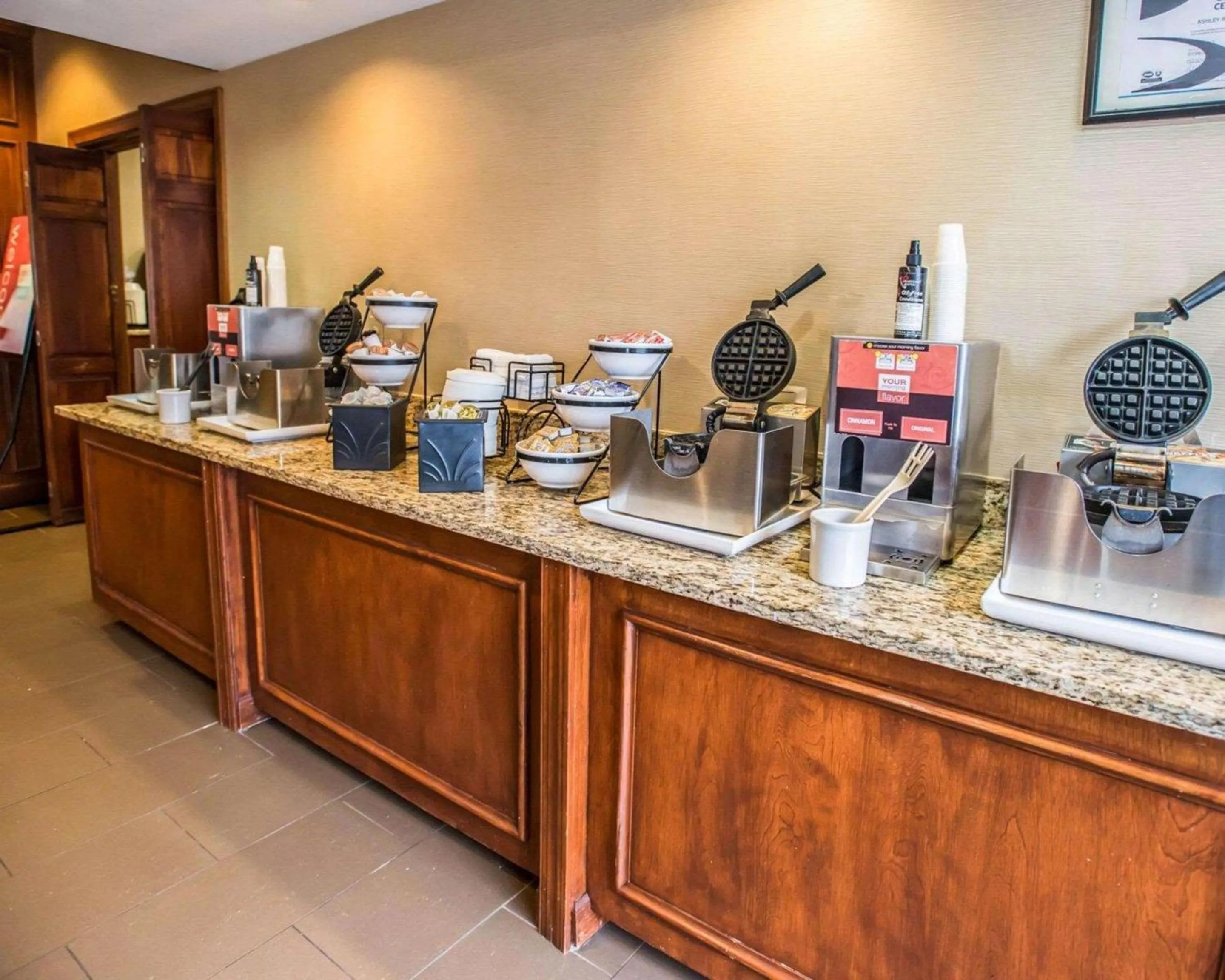 Breakfast in Comfort Inn Hummelstown near the Park - Hershey