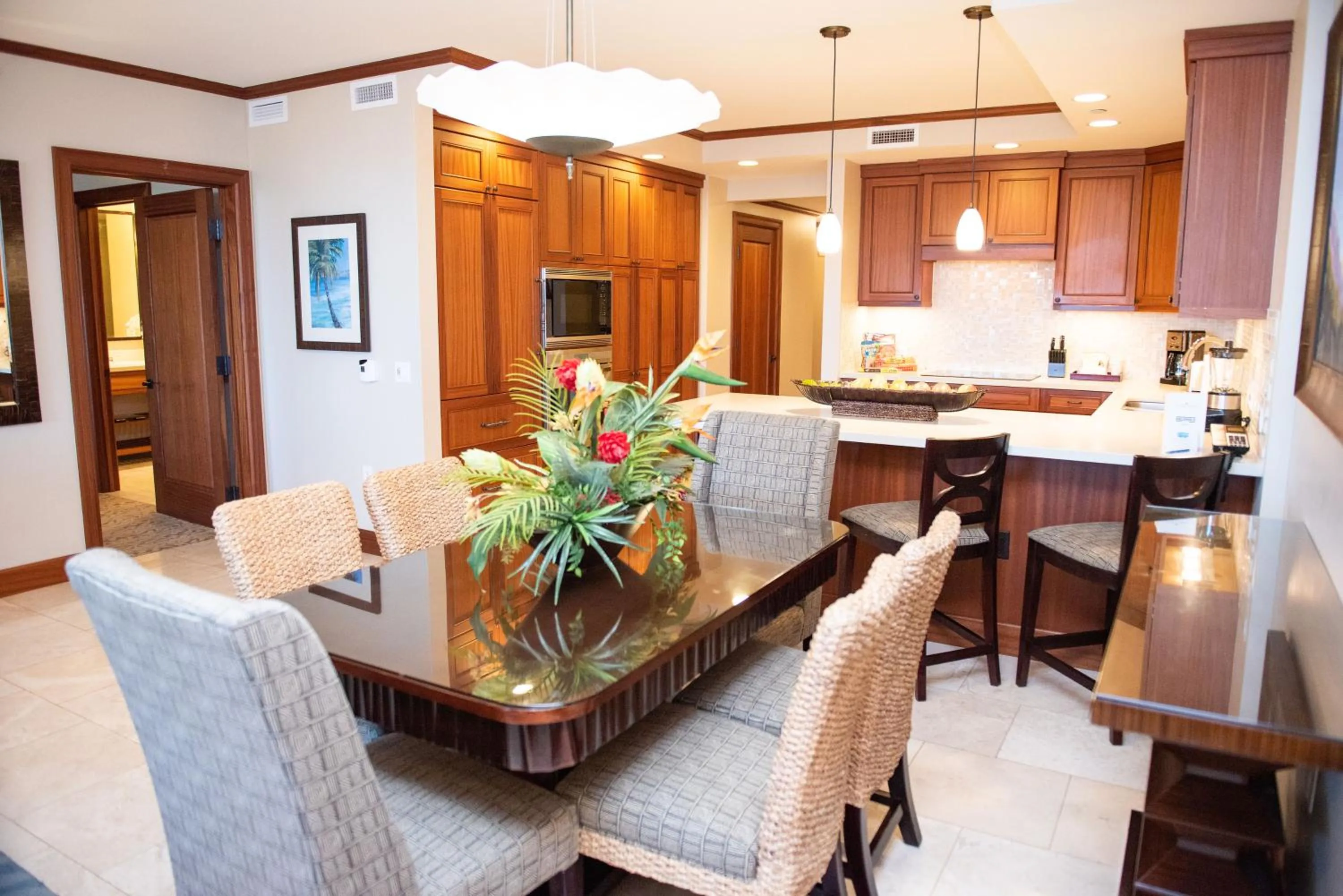 Dining area in Koloa Landing Resort at Po'ipu, Autograph Collection