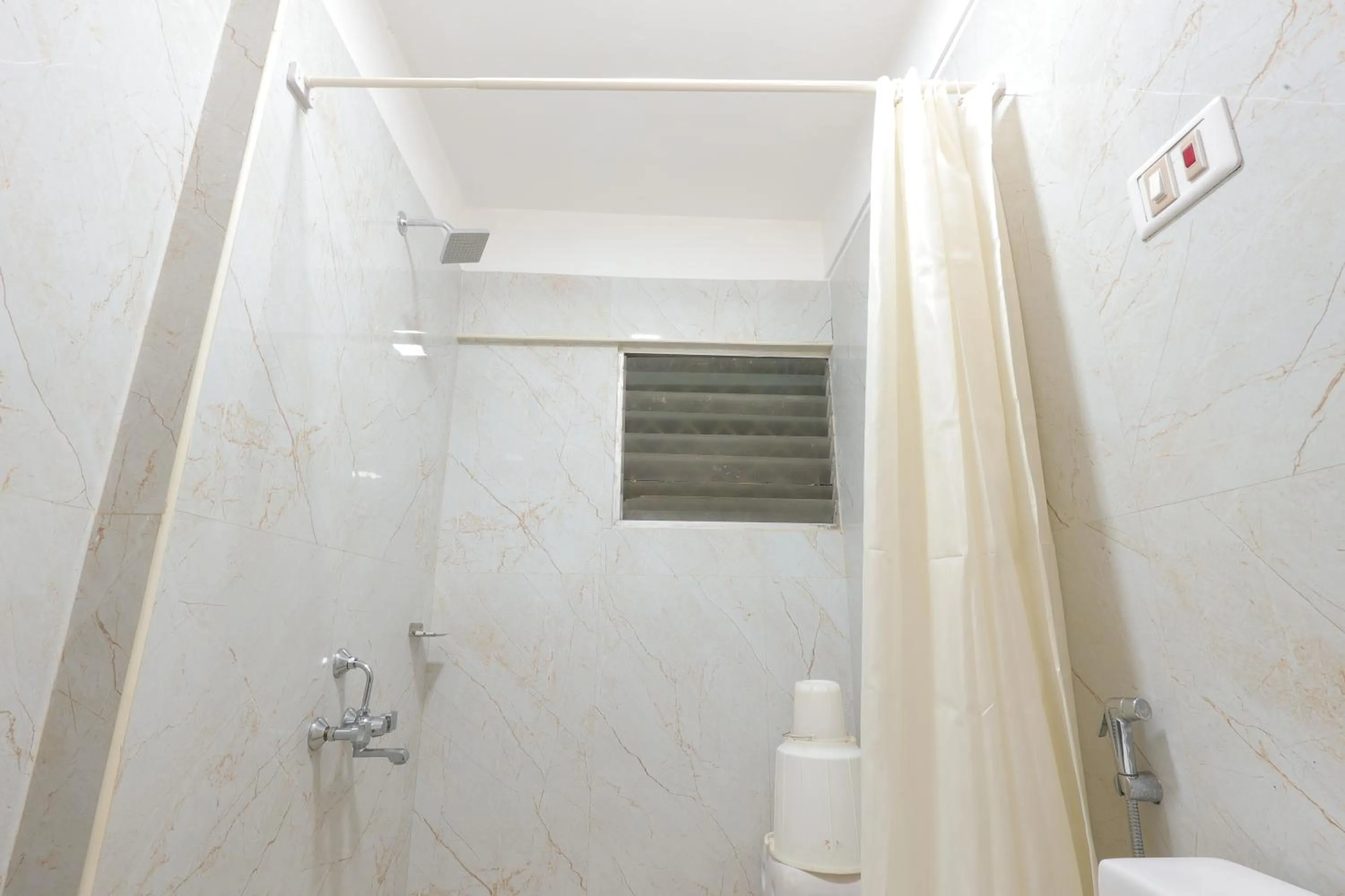Shower in Hotel Srilakshmi
