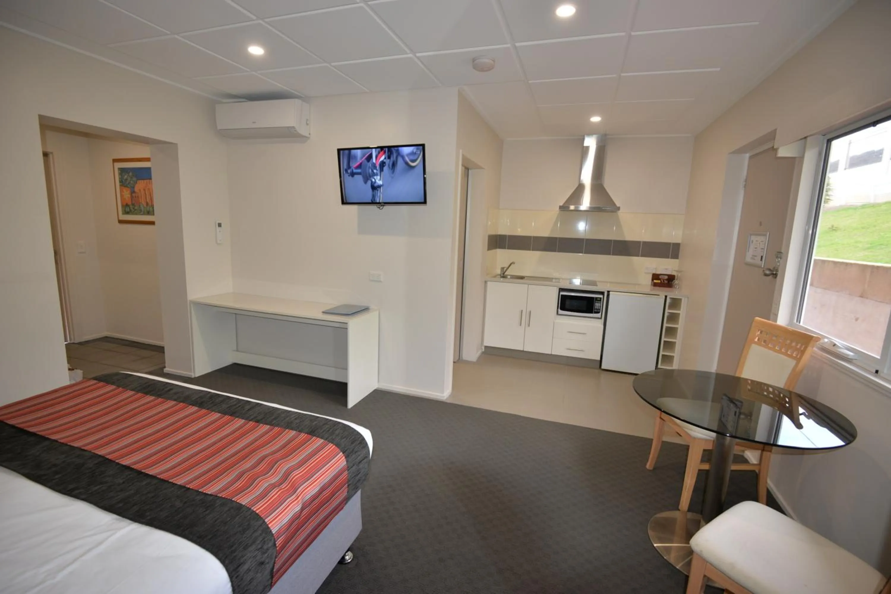 Kitchen or kitchenette, Bed in Country Comfort Amity Motel