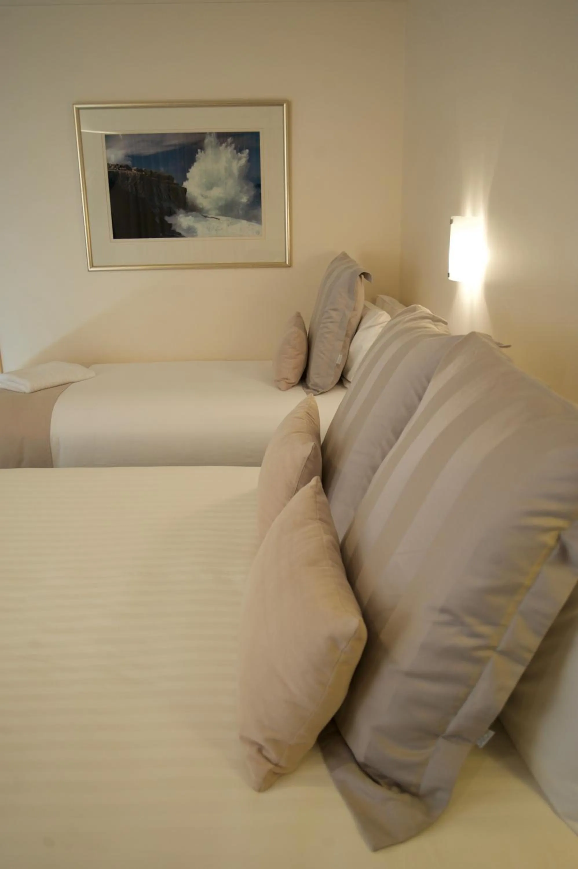 Bed in SureStay Hotel by Best Western The Clarence on Melville