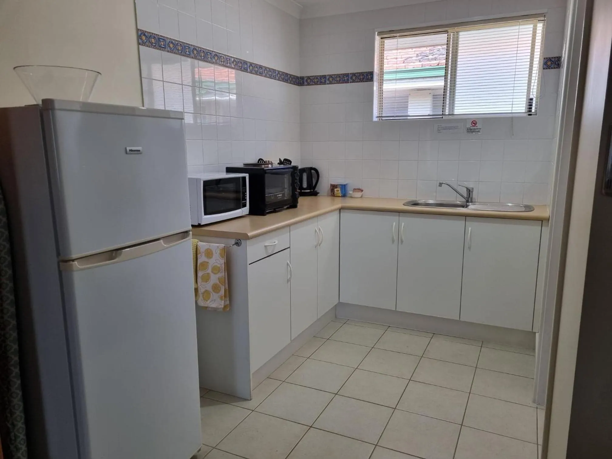 Kitchen or kitchenette in Emu Point Motel