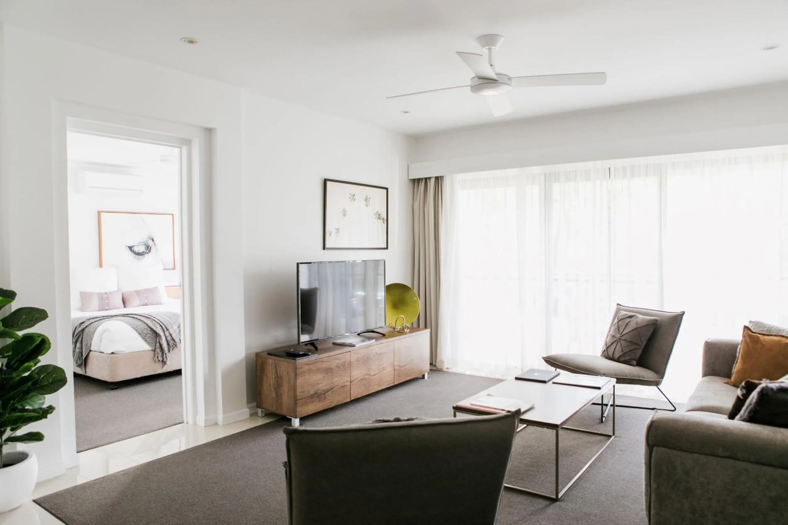 TV and multimedia in Noosa Springs Golf & Spa Resort