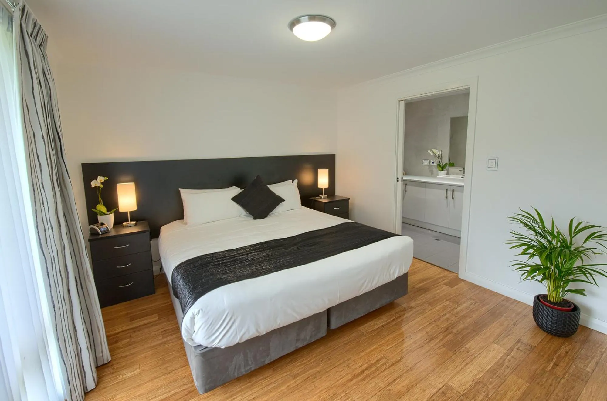 Bathroom, Bed in Pelicans Albany Middleton Beach