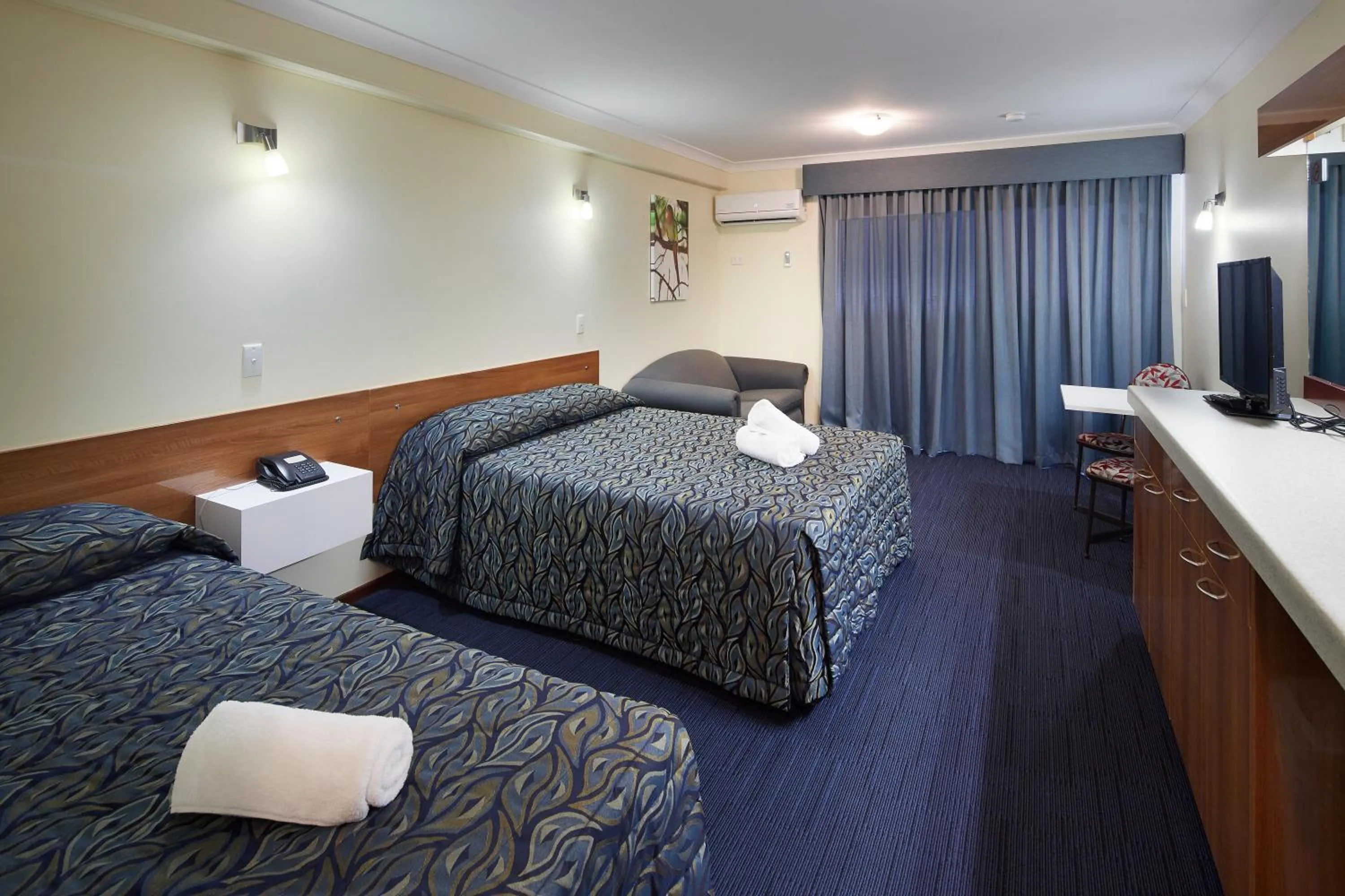 Photo of the whole room, Bed in Windsor Lodge