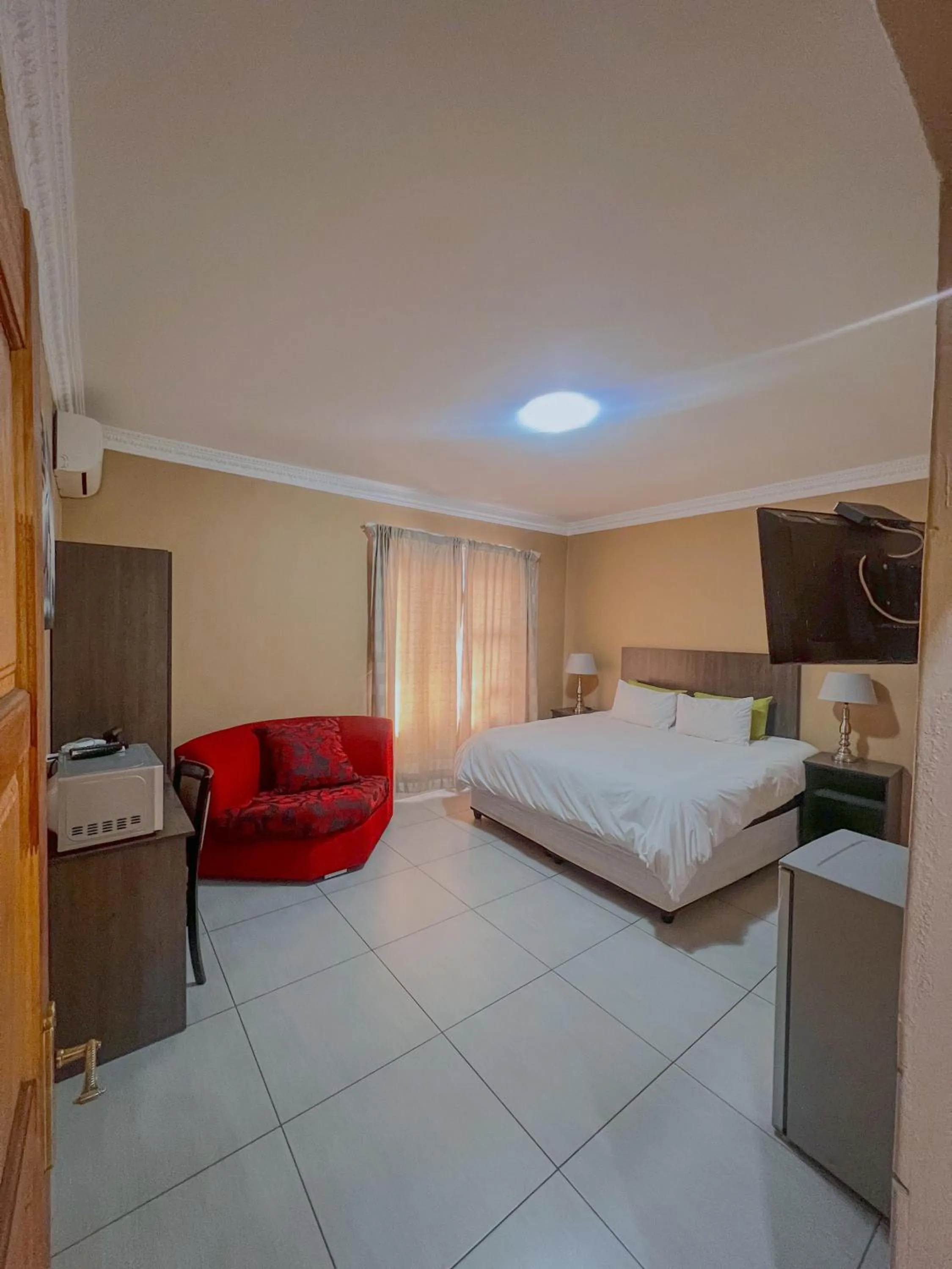 Bed in La Bronze Guest Lodge