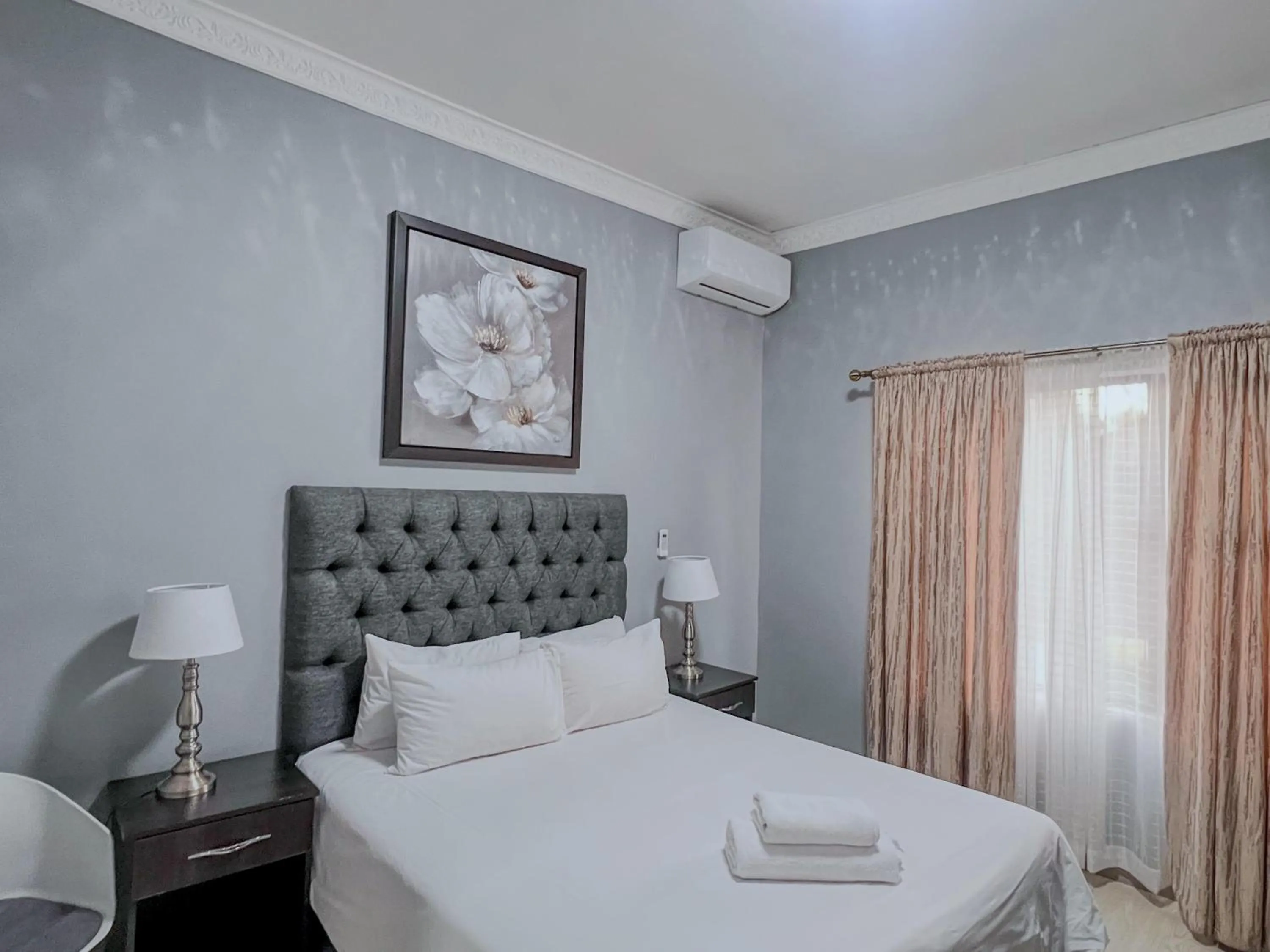 Bed in La Bronze Guest Lodge