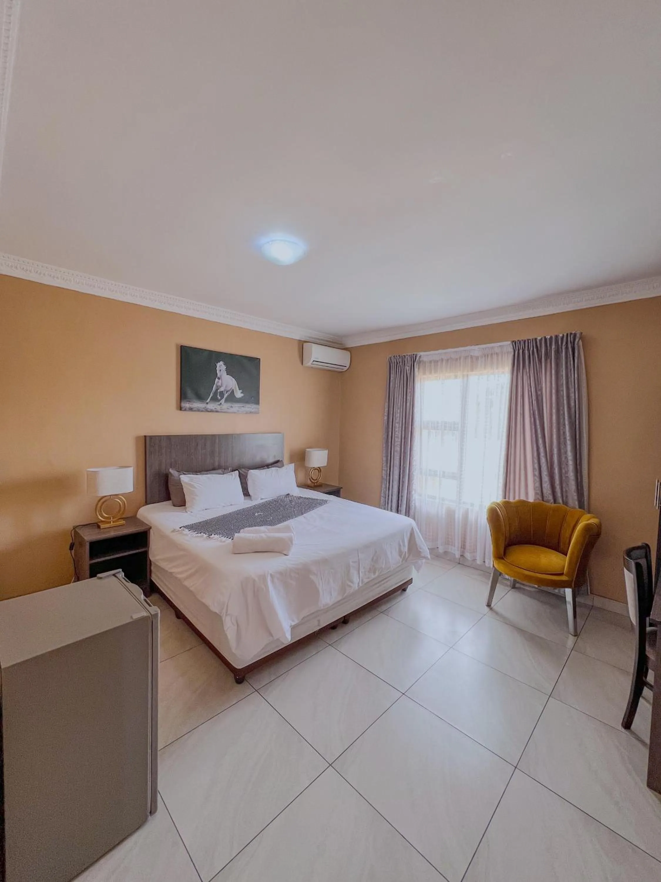 Bed in La Bronze Guest Lodge