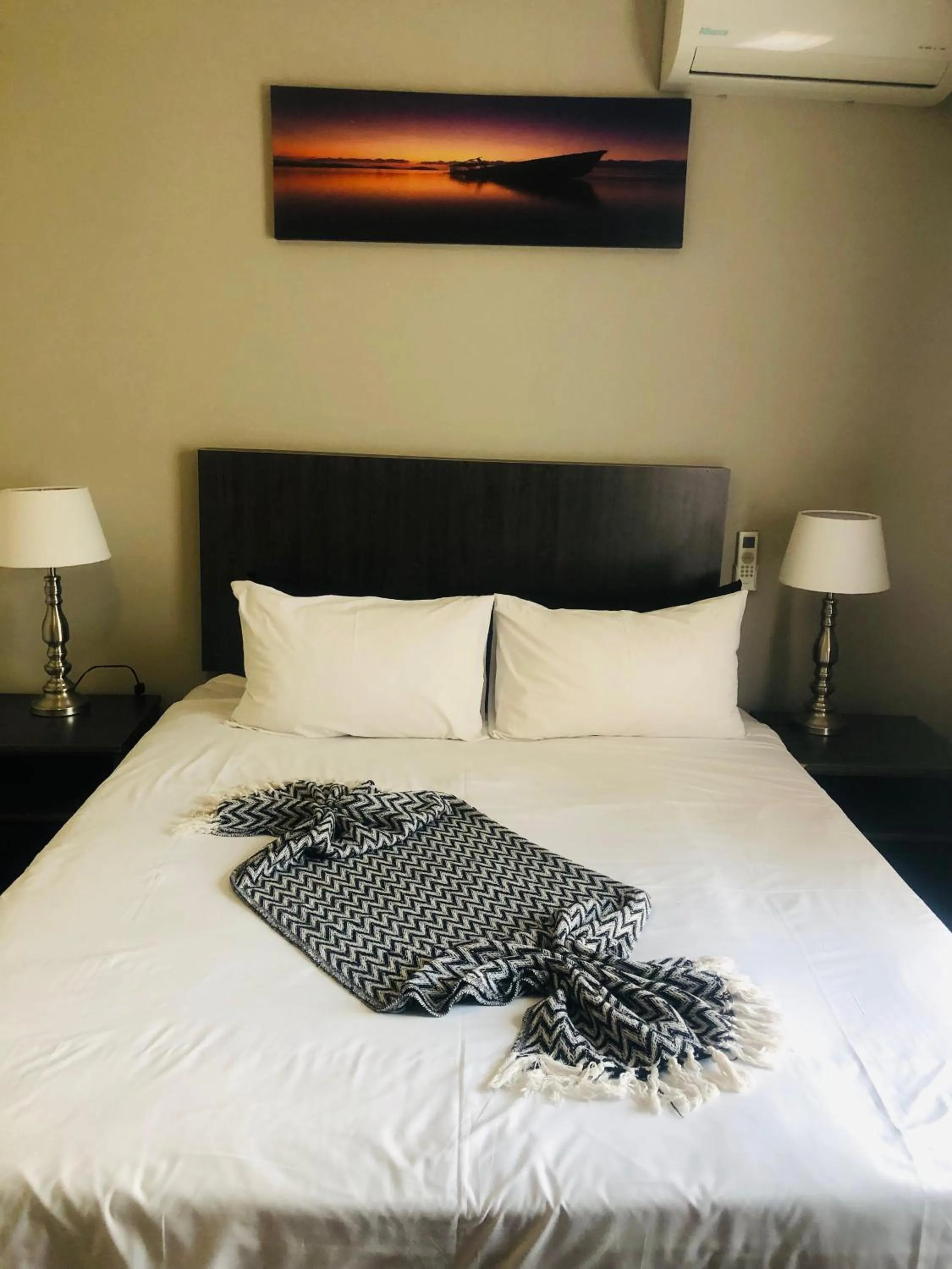 Bed in La Bronze Guest Lodge