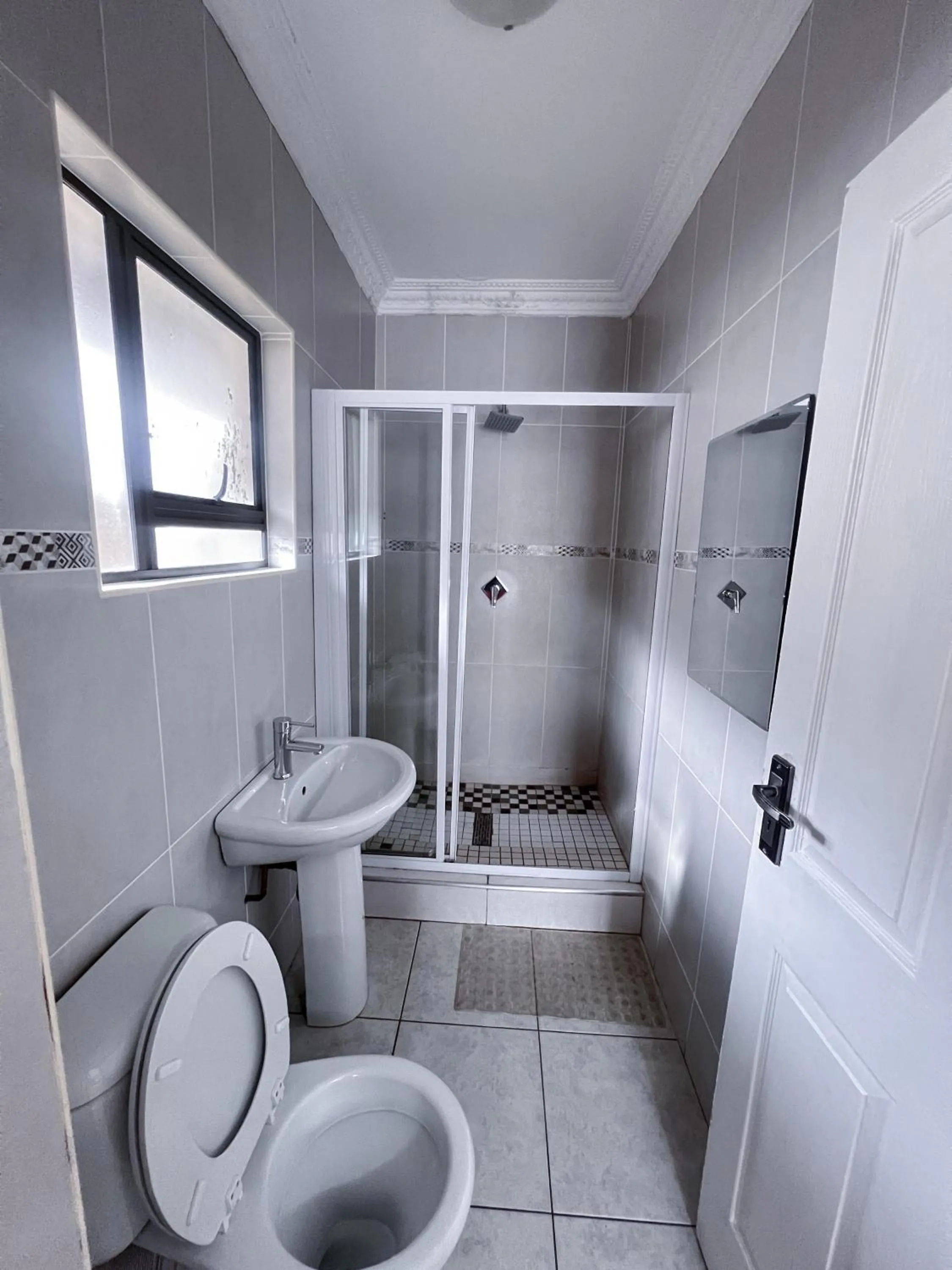 Shower in La Bronze Guest Lodge