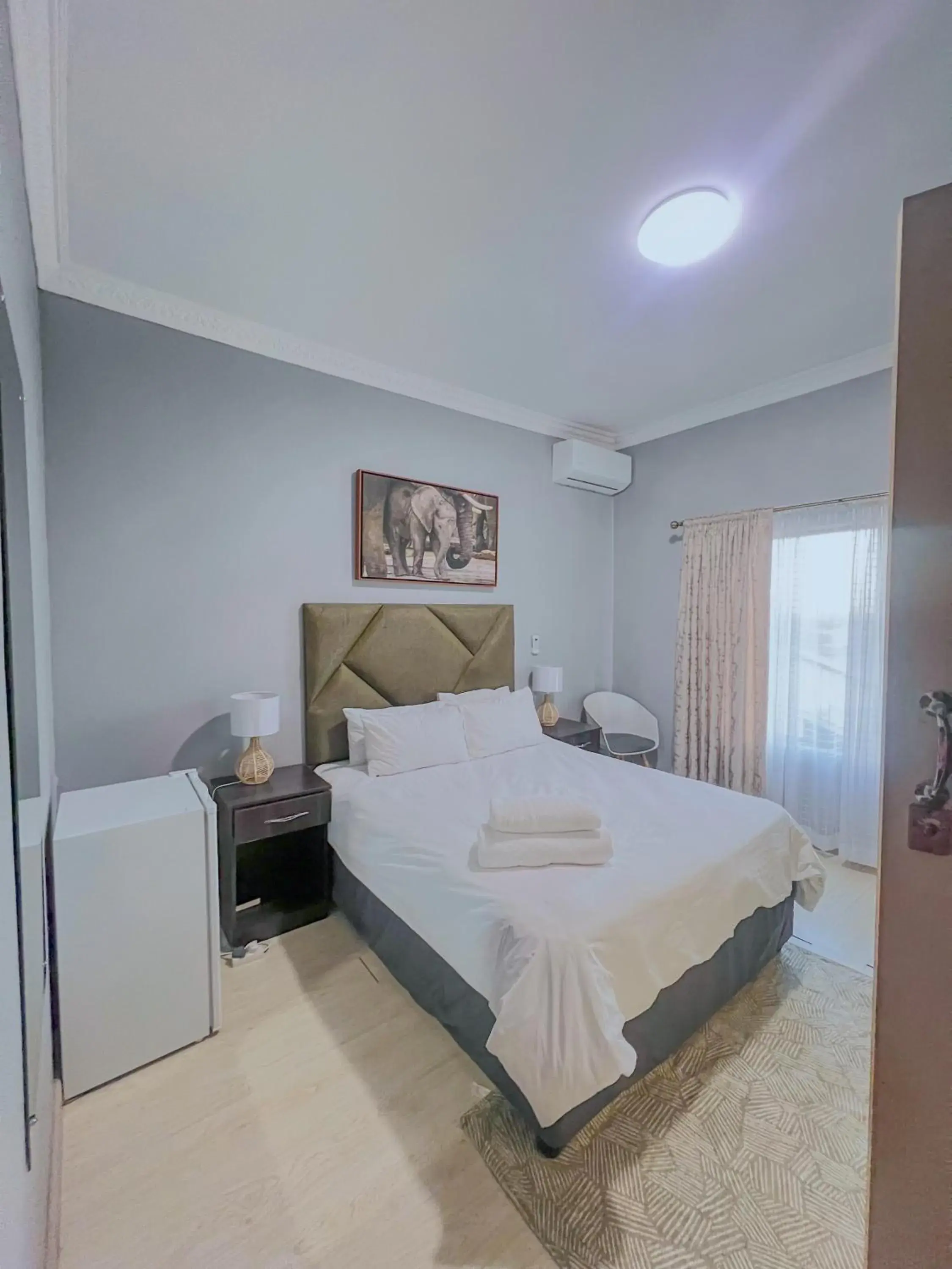 Deluxe Queen Room in La Bronze Guest Lodge Deluxe Queen Room in La Bronze Guest Lodge