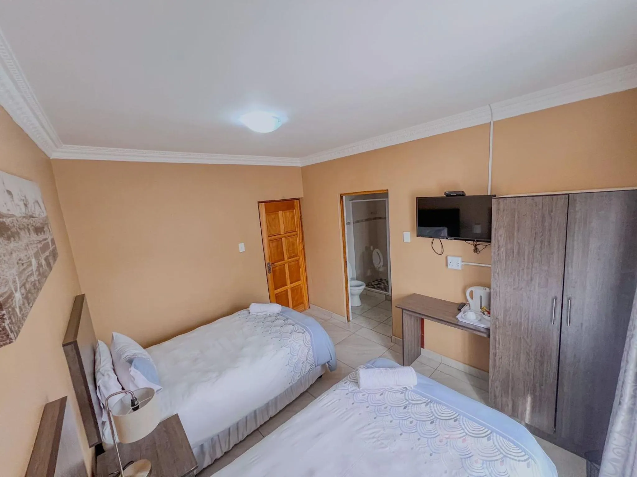 Bed in La Bronze Guest Lodge